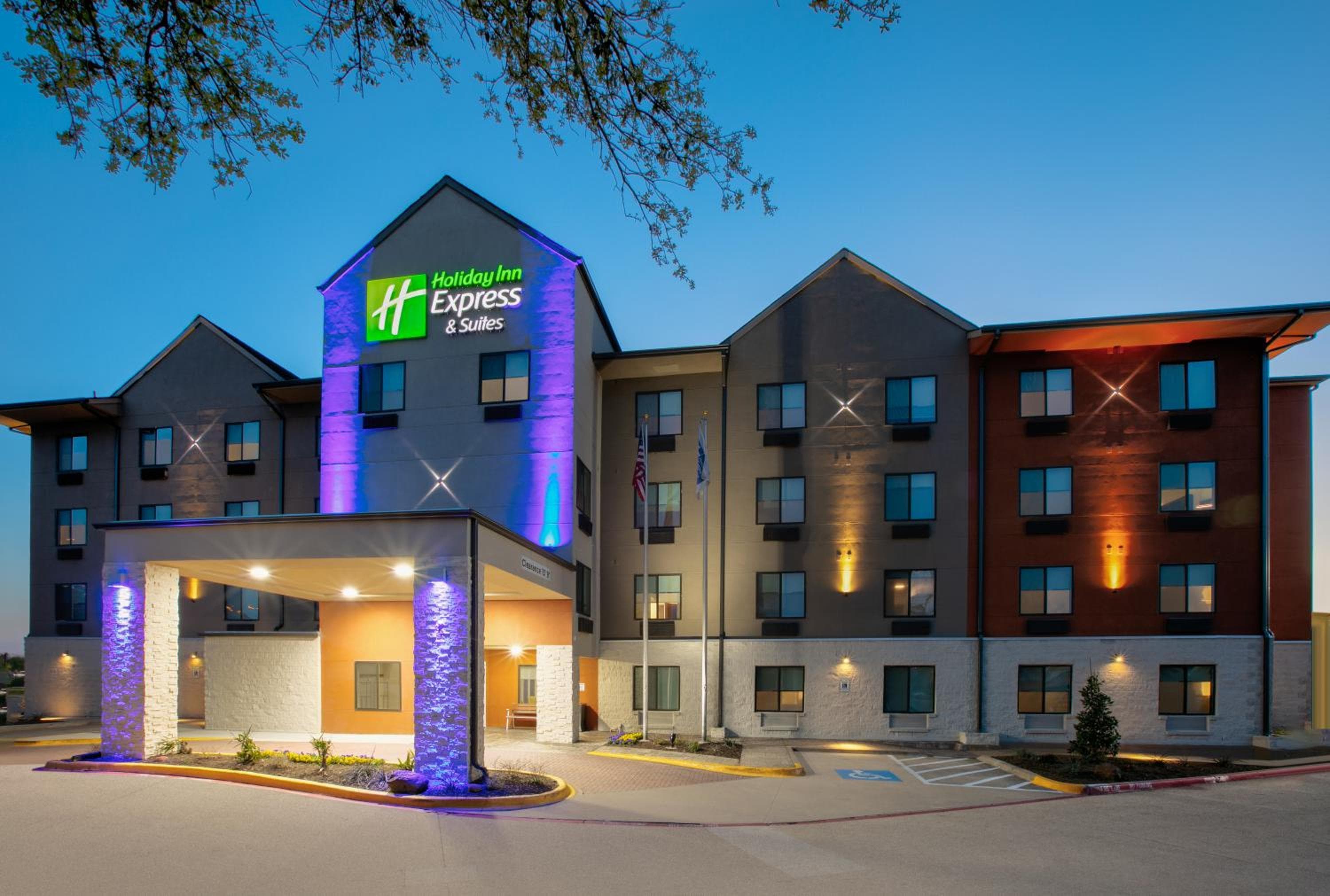 Holiday Inn Express & Suites DALLAS PARK CENTRAL NORTHEAST by IHG: building