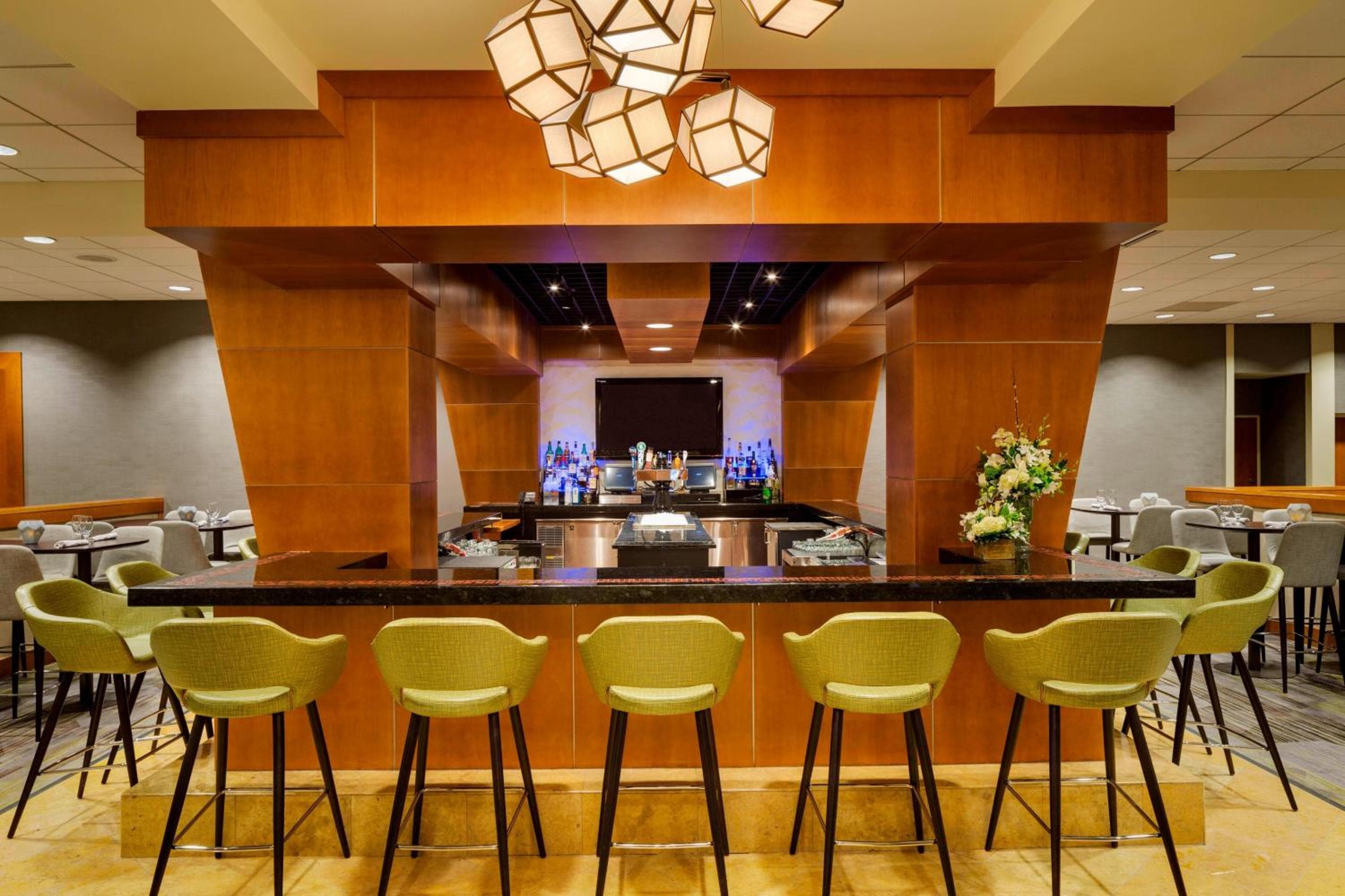 Courtyard by Marriott Boston Logan Airport: dining