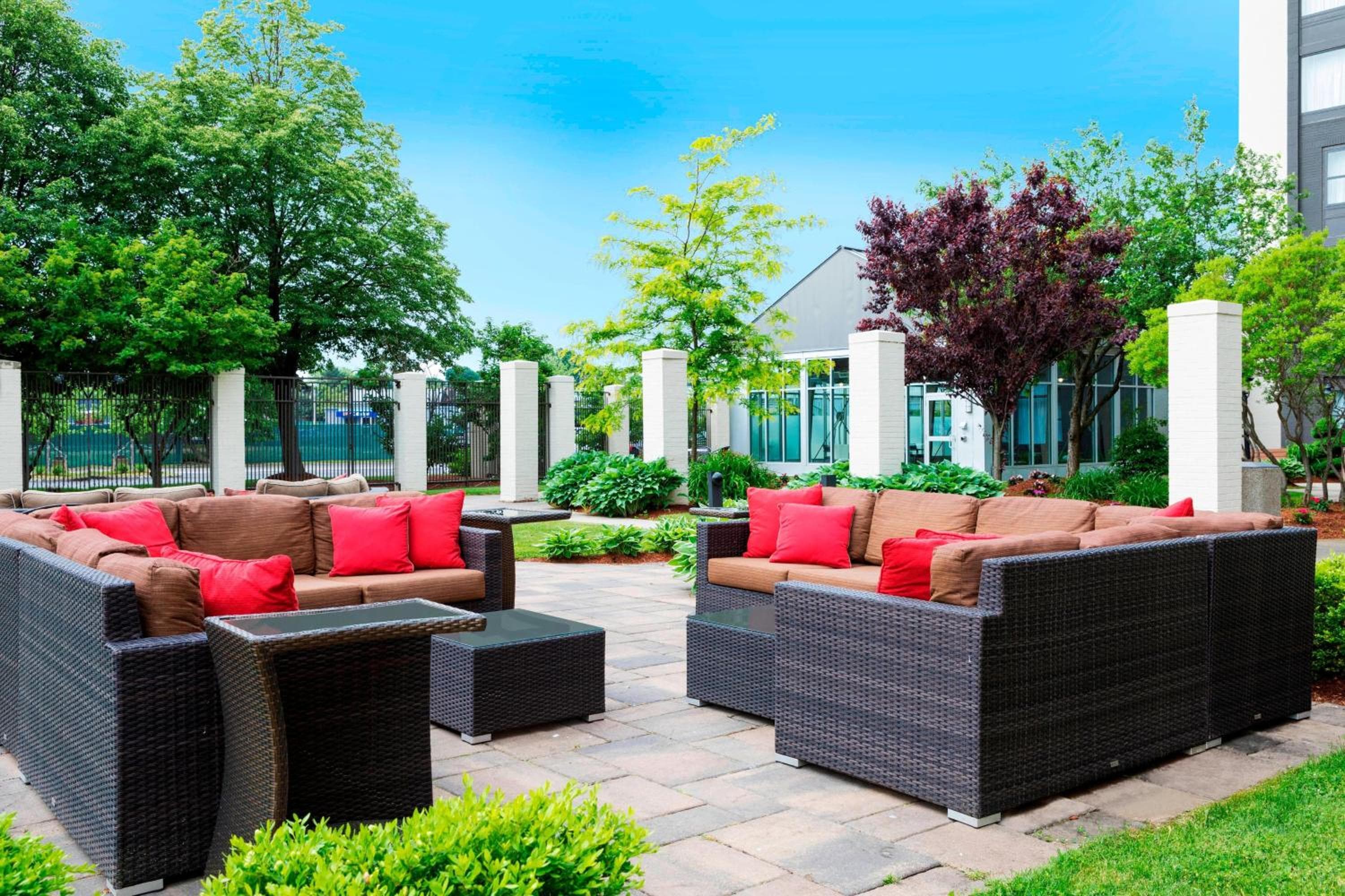Courtyard by Marriott Boston Logan Airport: balance & terrace