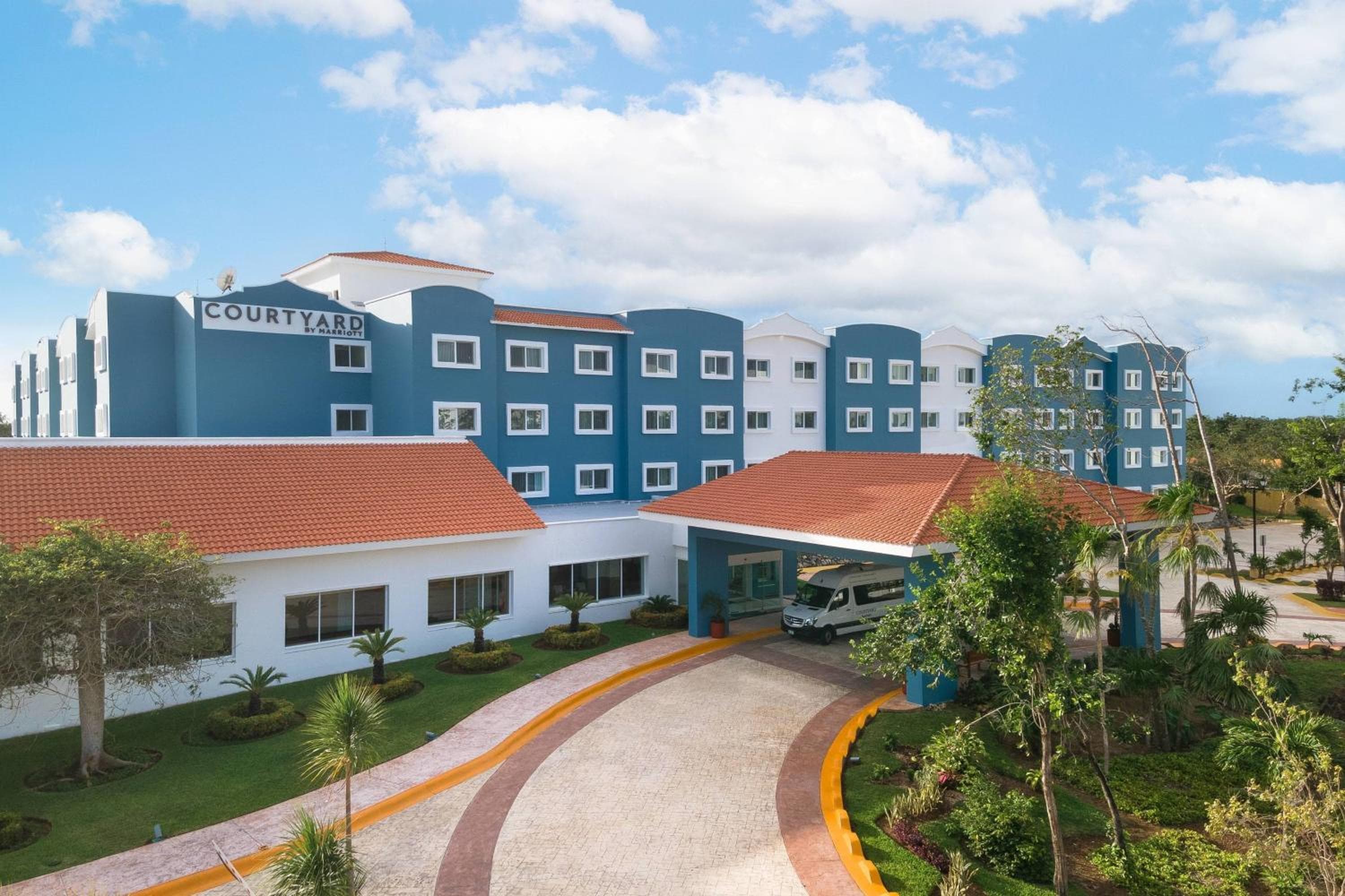 Courtyard by Marriott Cancun Airport: building
