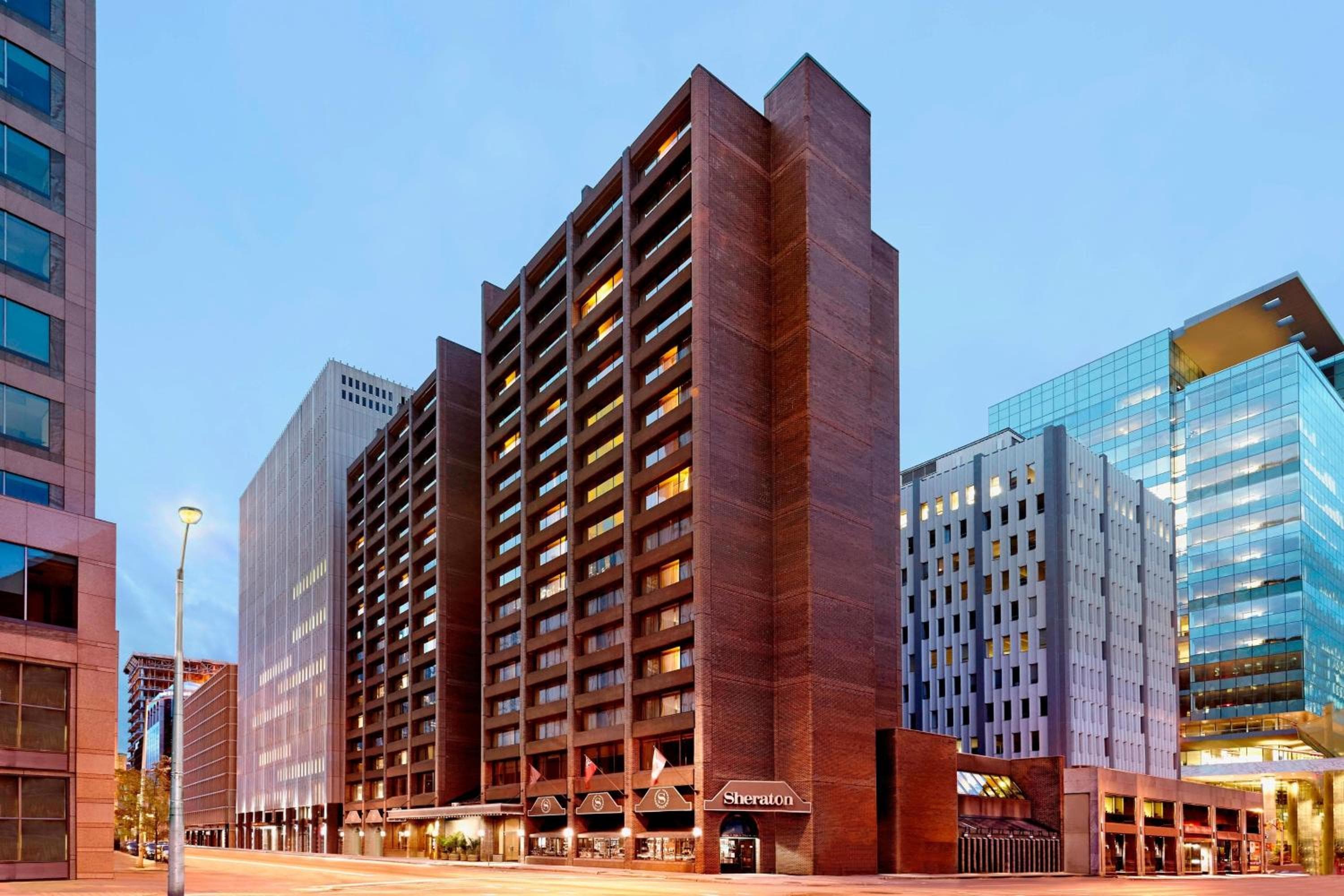 Sheraton Ottawa Hotel: building