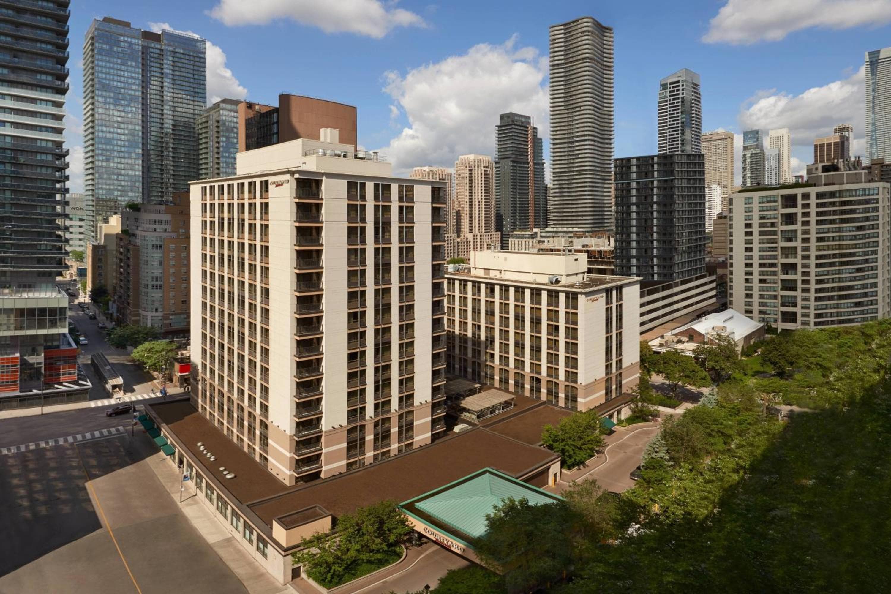 Courtyard by Marriott Toronto Downtown: building
