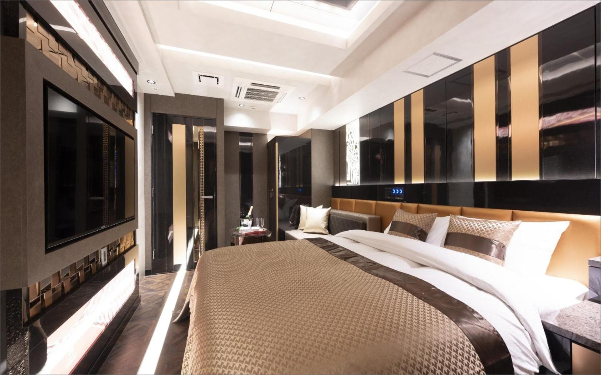HOTEL KABUKI: hotel room