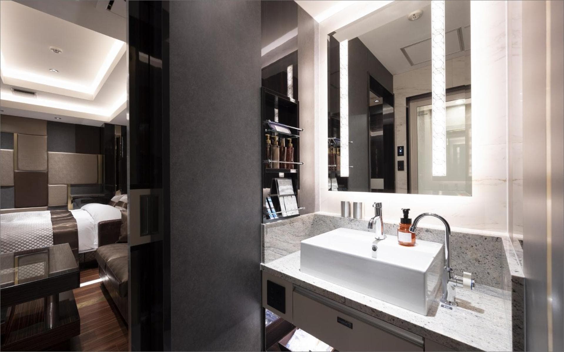HOTEL KABUKI: bathroom