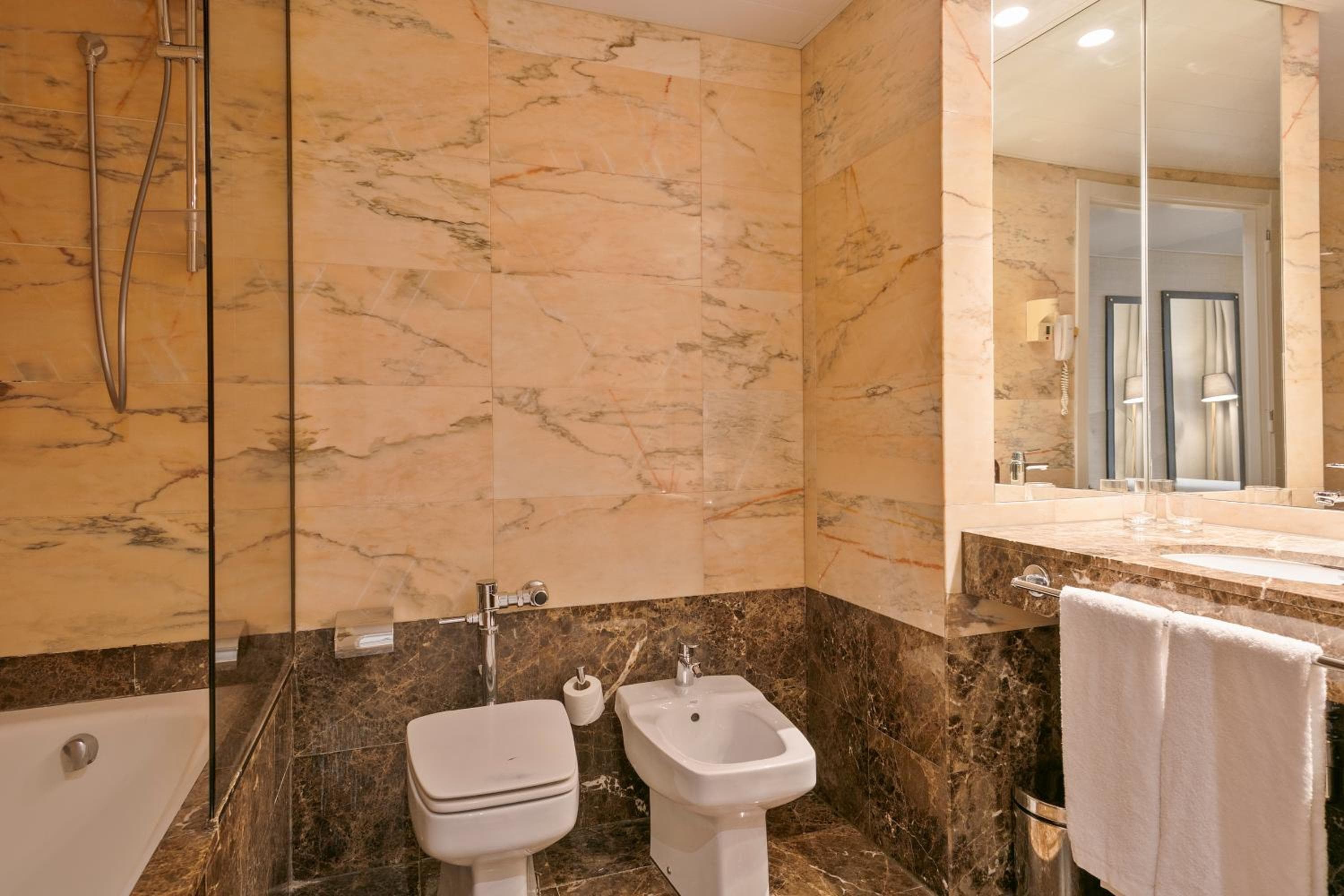 Acta CITY47: bathroom