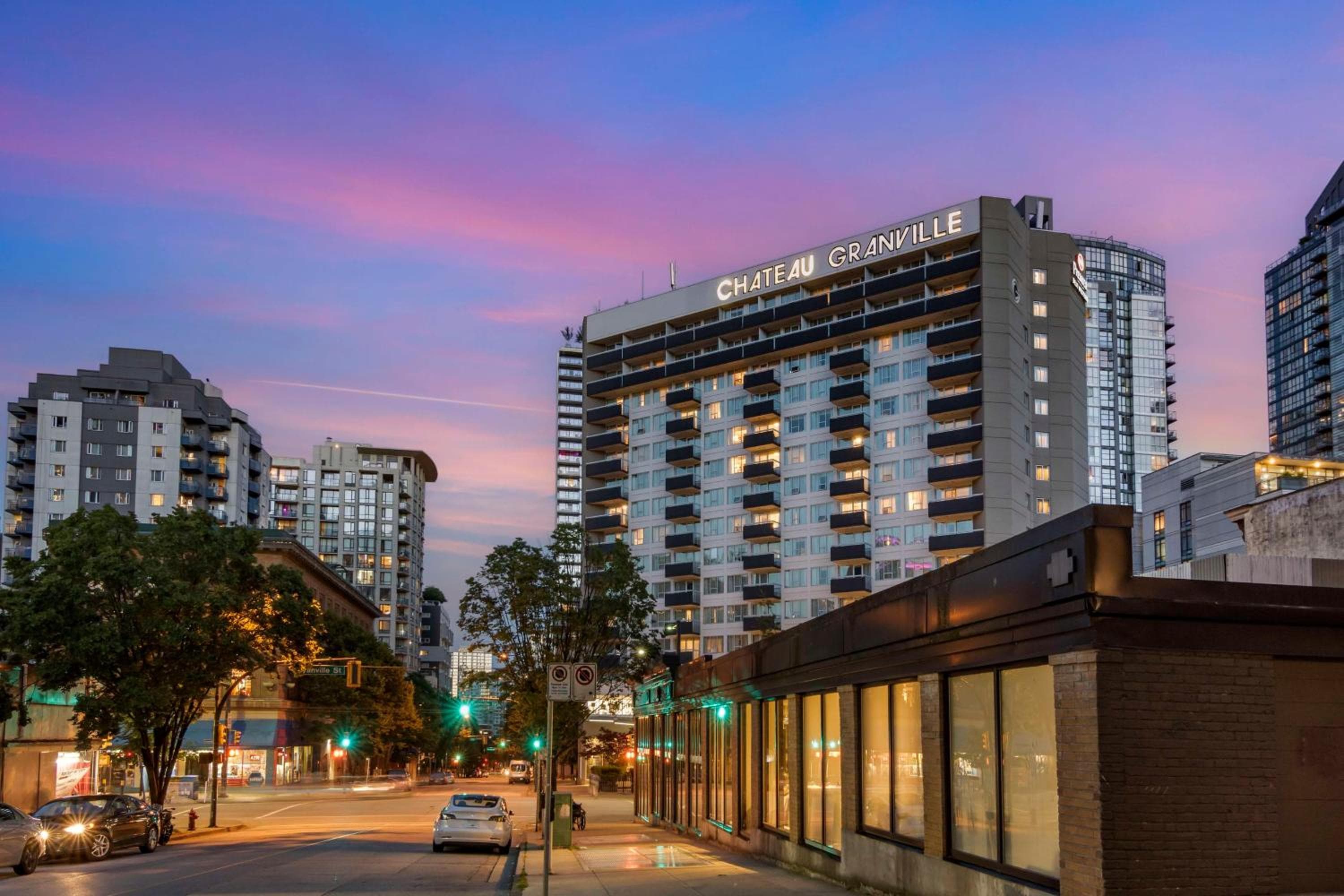 Best Western Premier Chateau Granville Hotel & Suites & Conference Centre: building