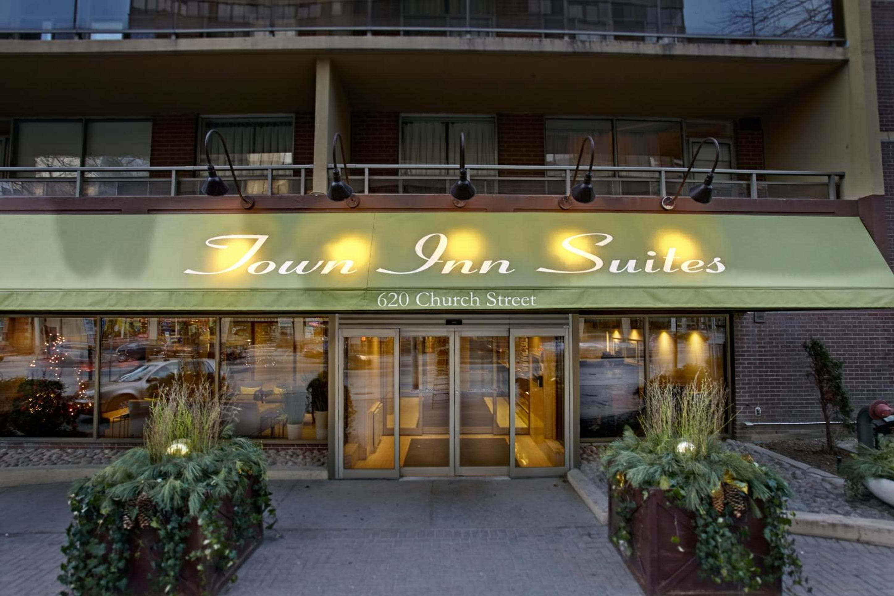 Town Inn Suites Hotel: building