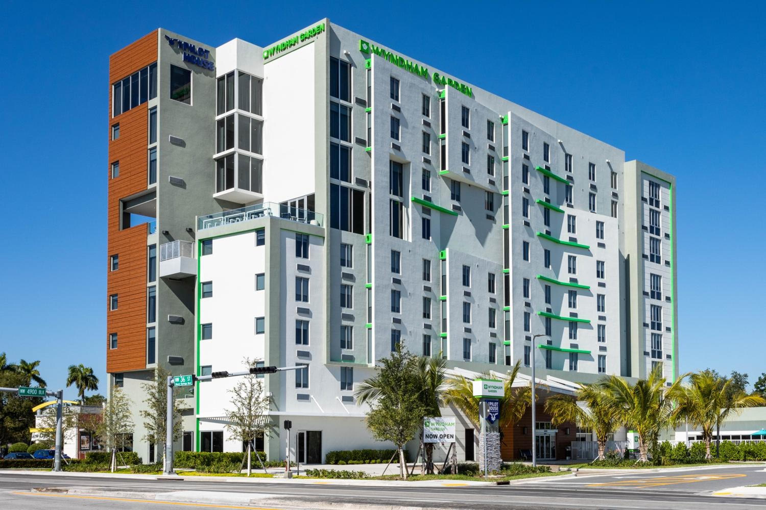 Wyndham Garden Miami International Airport: building