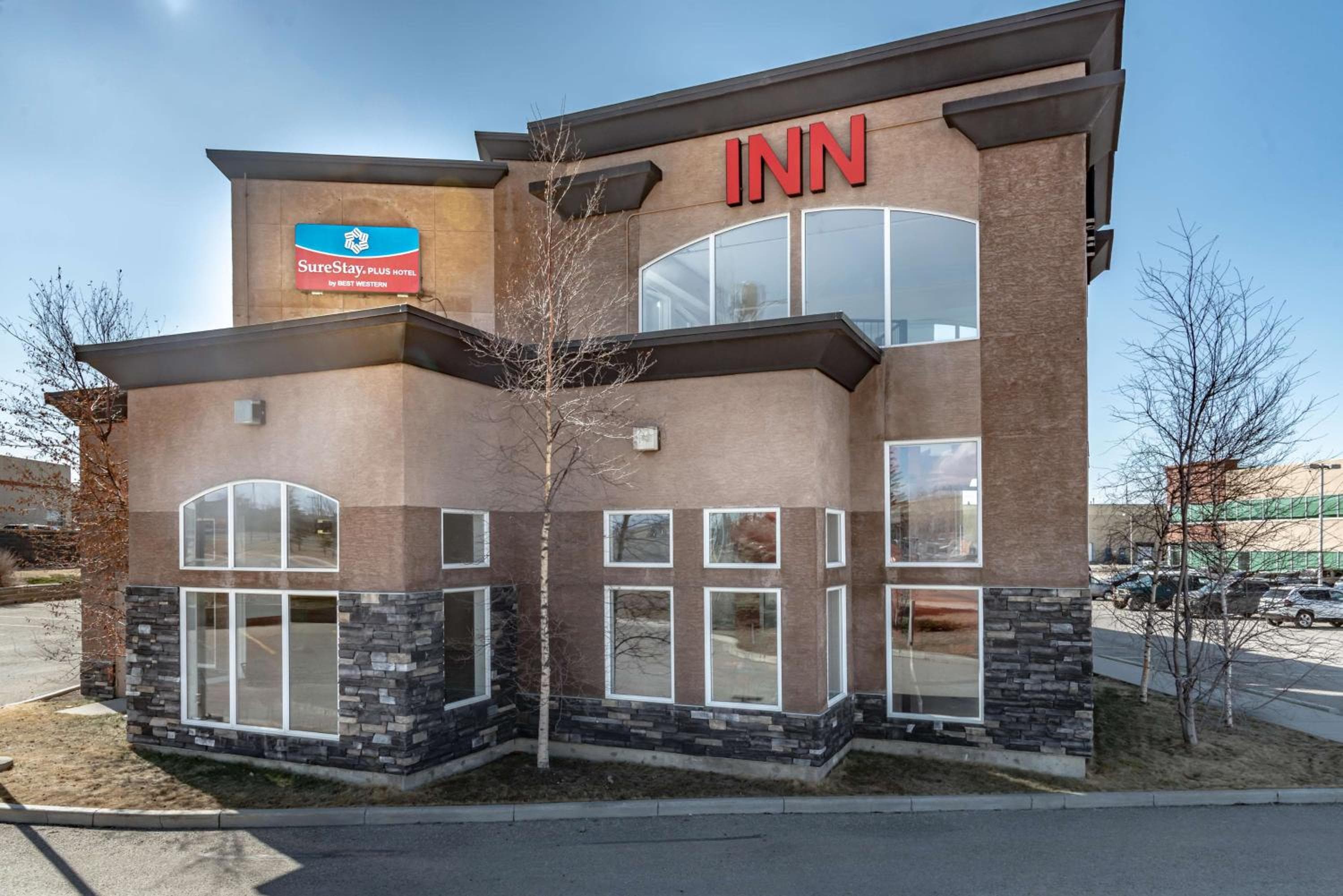 Service Plus Inns and Suites Calgary: building