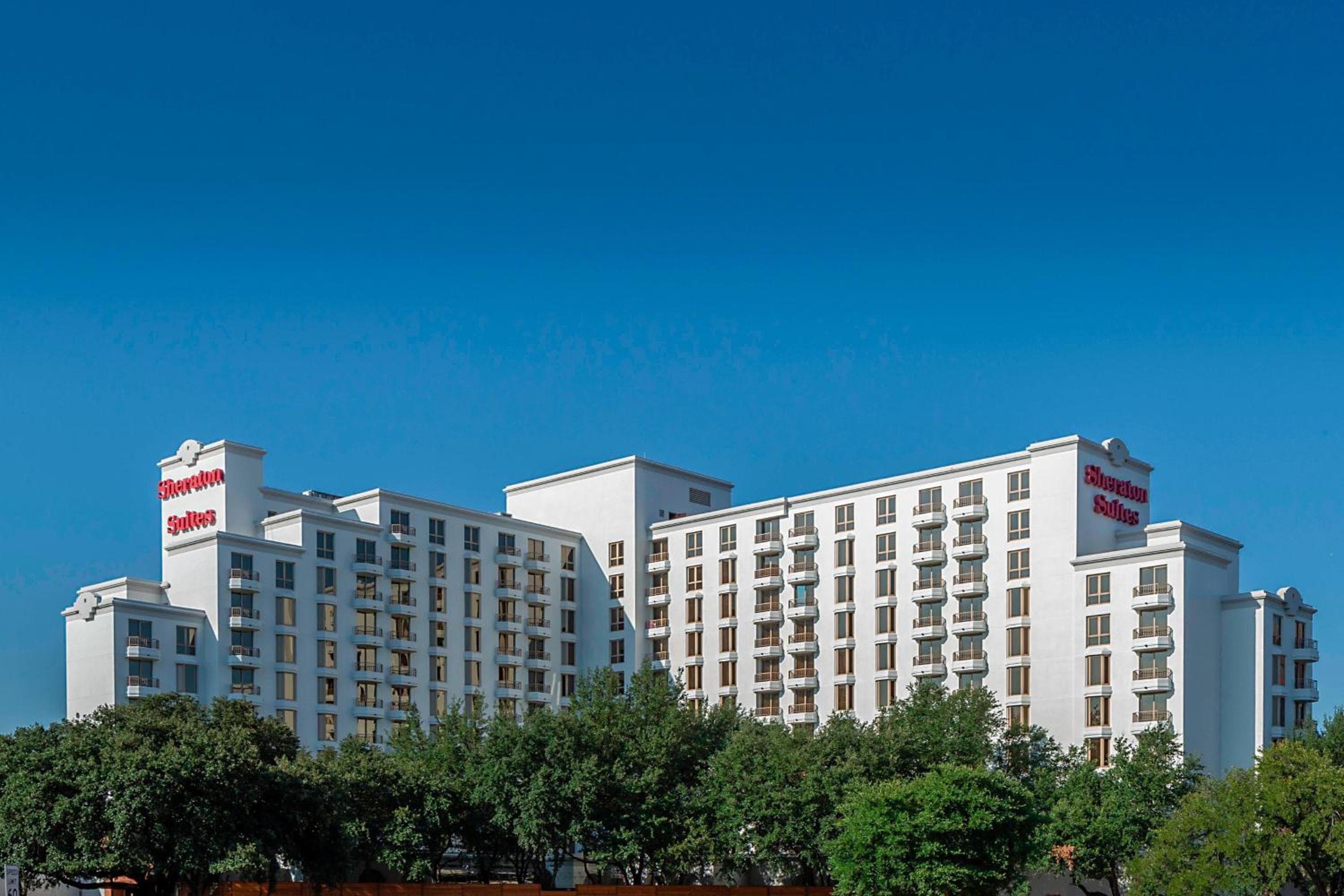 Sheraton Suites Market Center Dallas: building