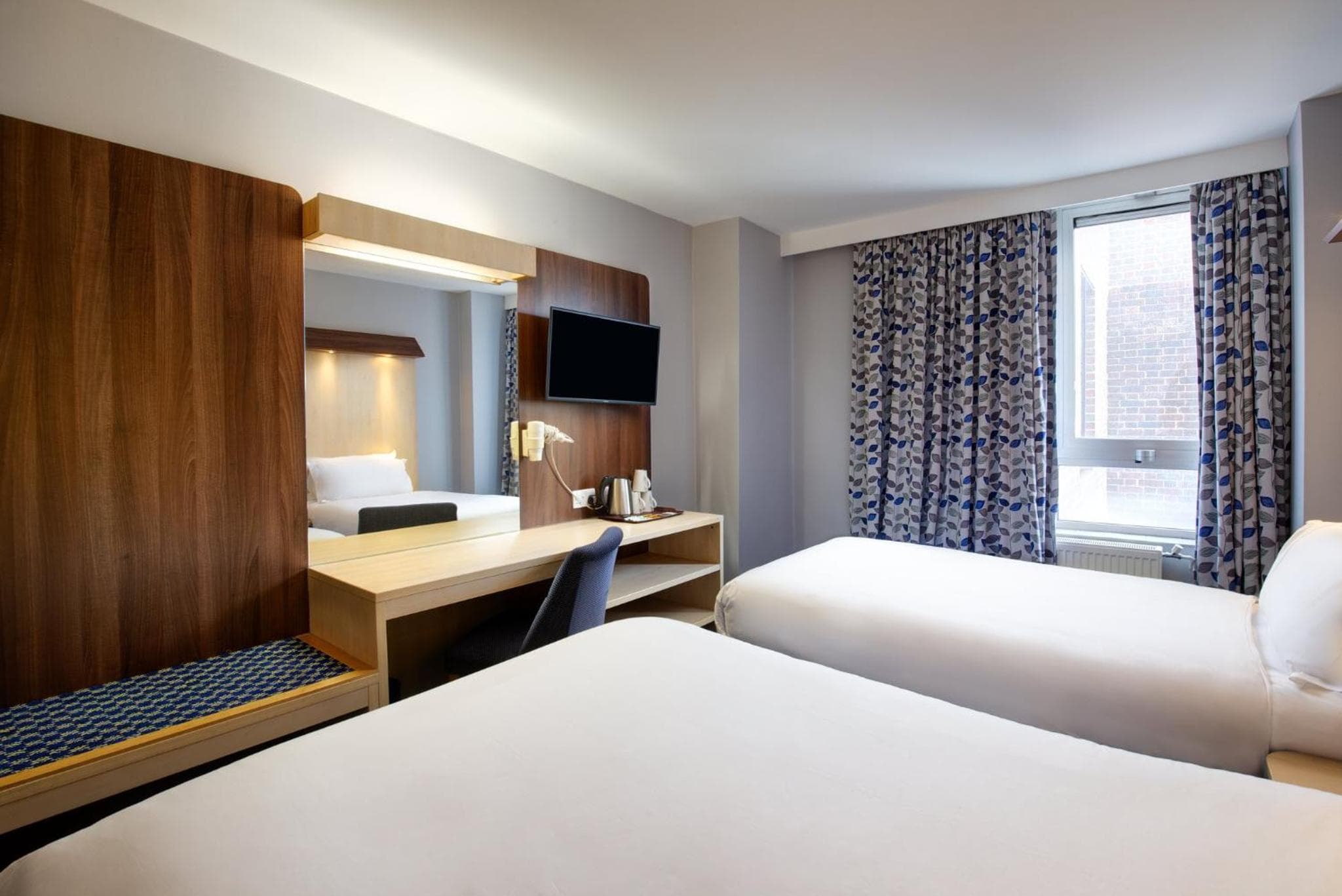 Royal National Hotel: hotel room