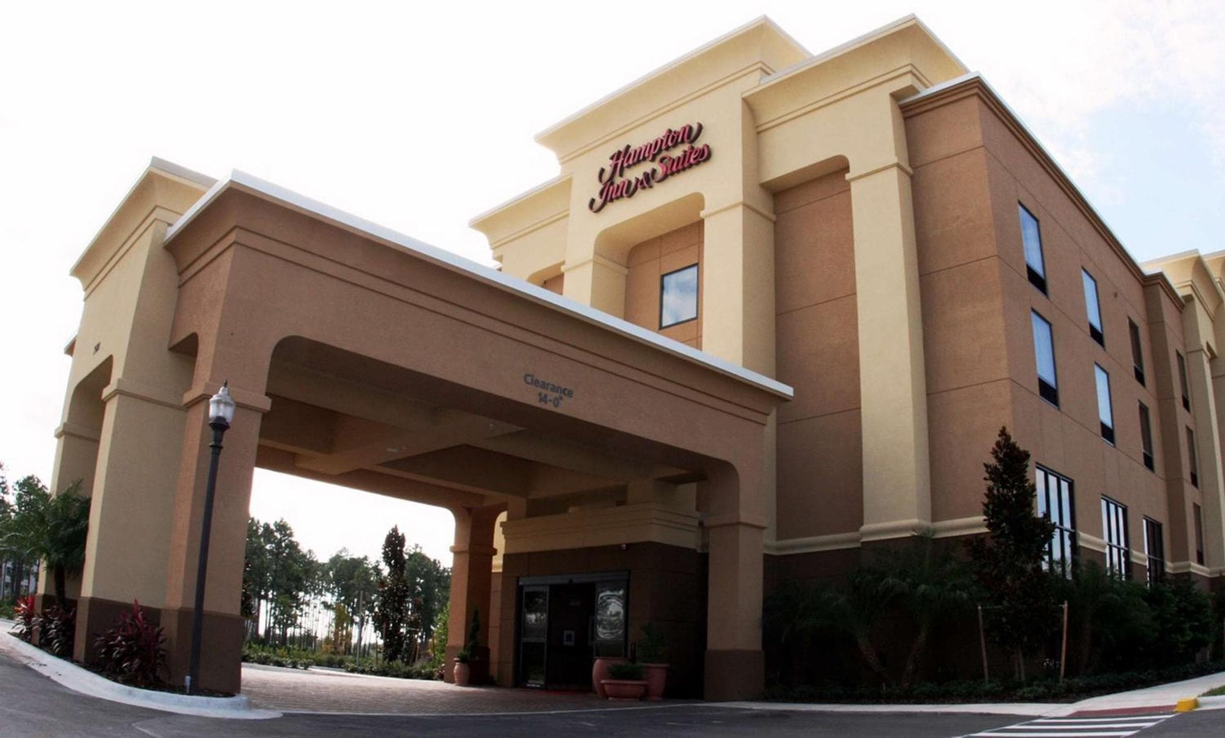 Hampton Inn & Suites Orlando-John Young Parkway/South Park: building