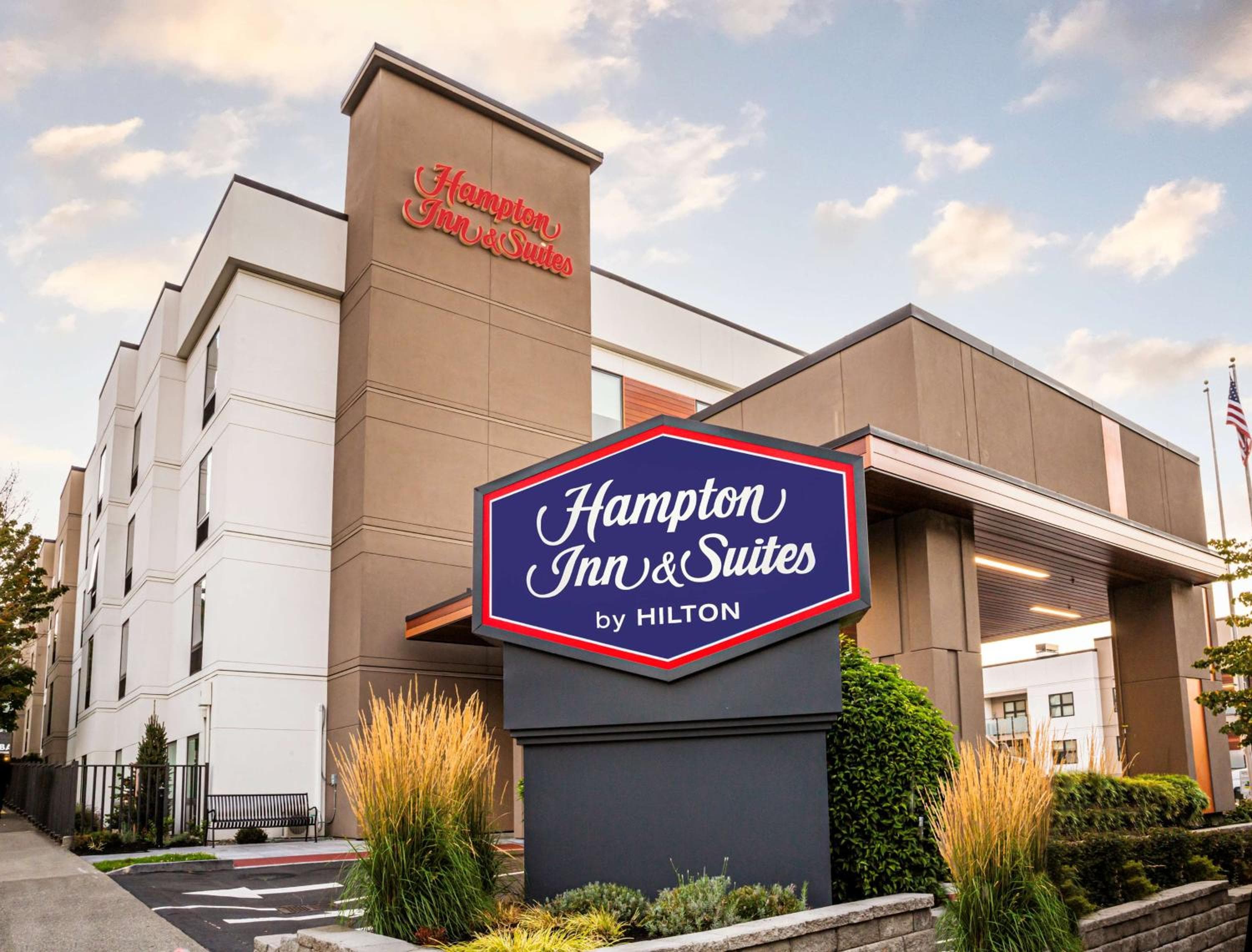 Hampton Inn & Suites Seattle-Downtown: building