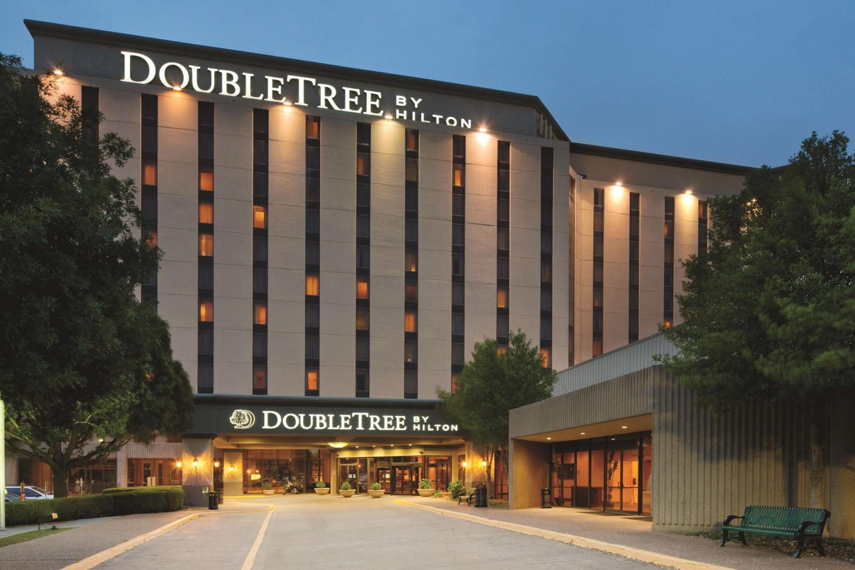 DoubleTree by Hilton Dallas Near the Galleria: building