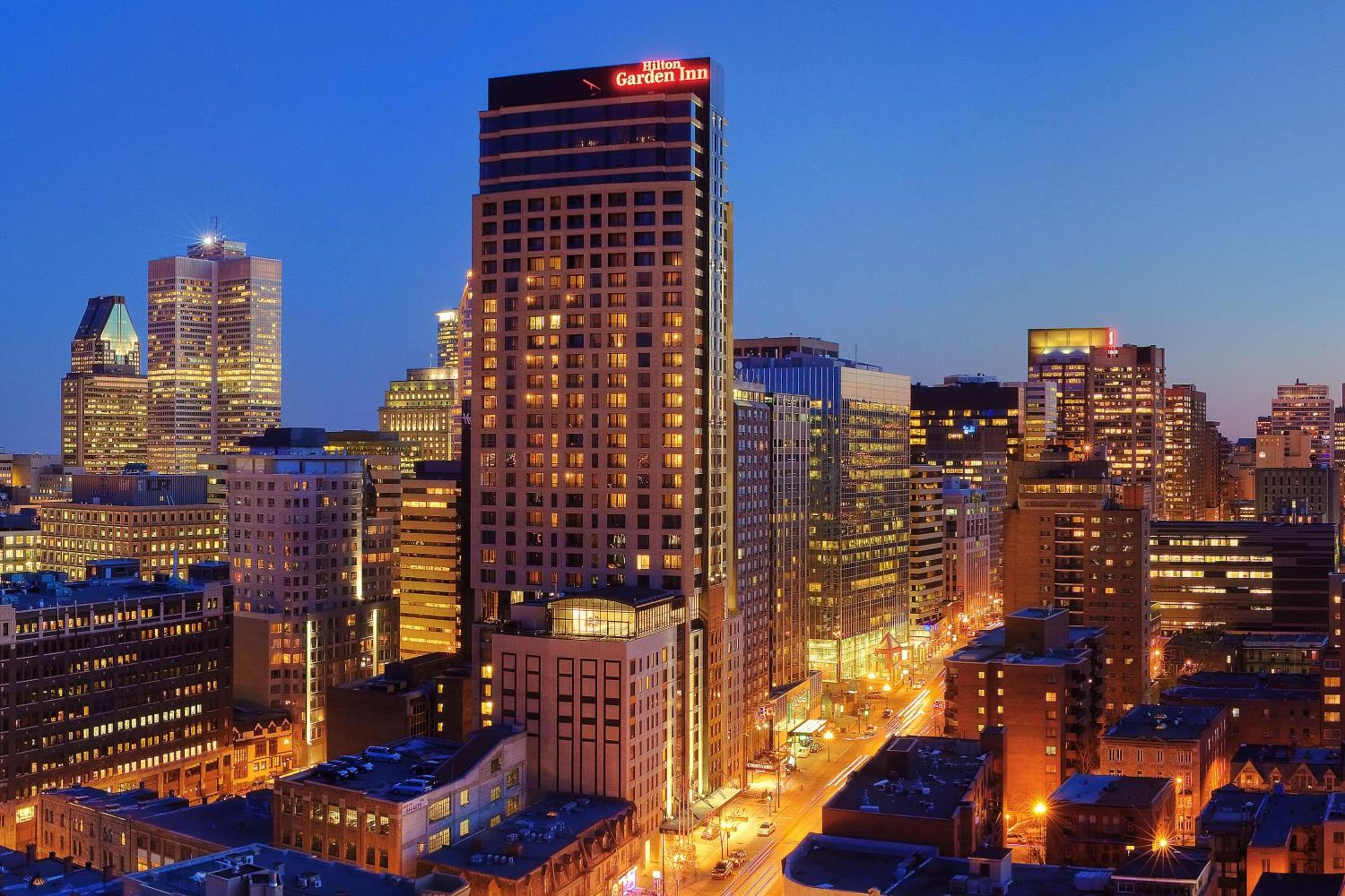 Hilton Garden Inn Montreal Centre-Ville: building