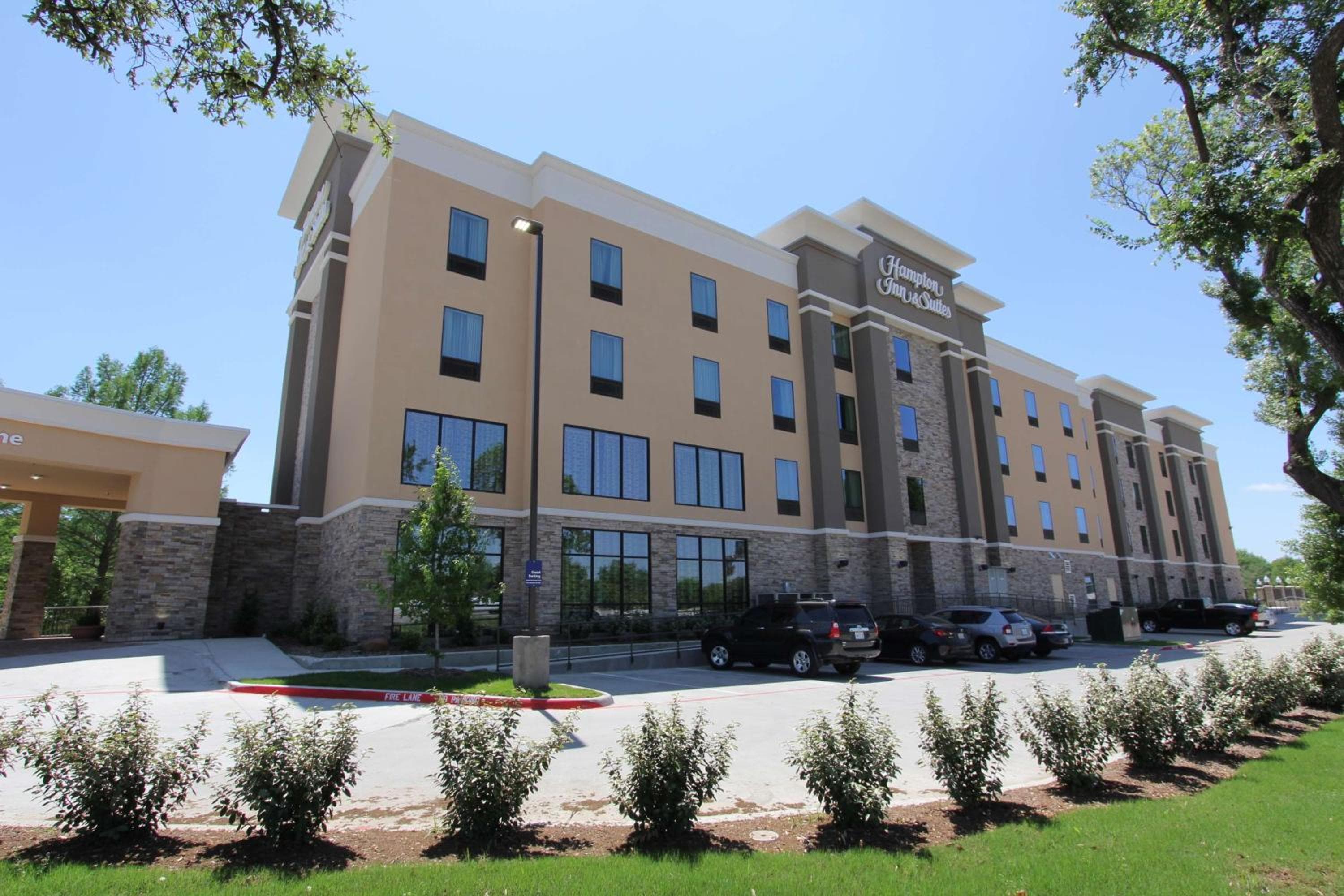 Hampton Inn & Suites Dallas Market Center: building
