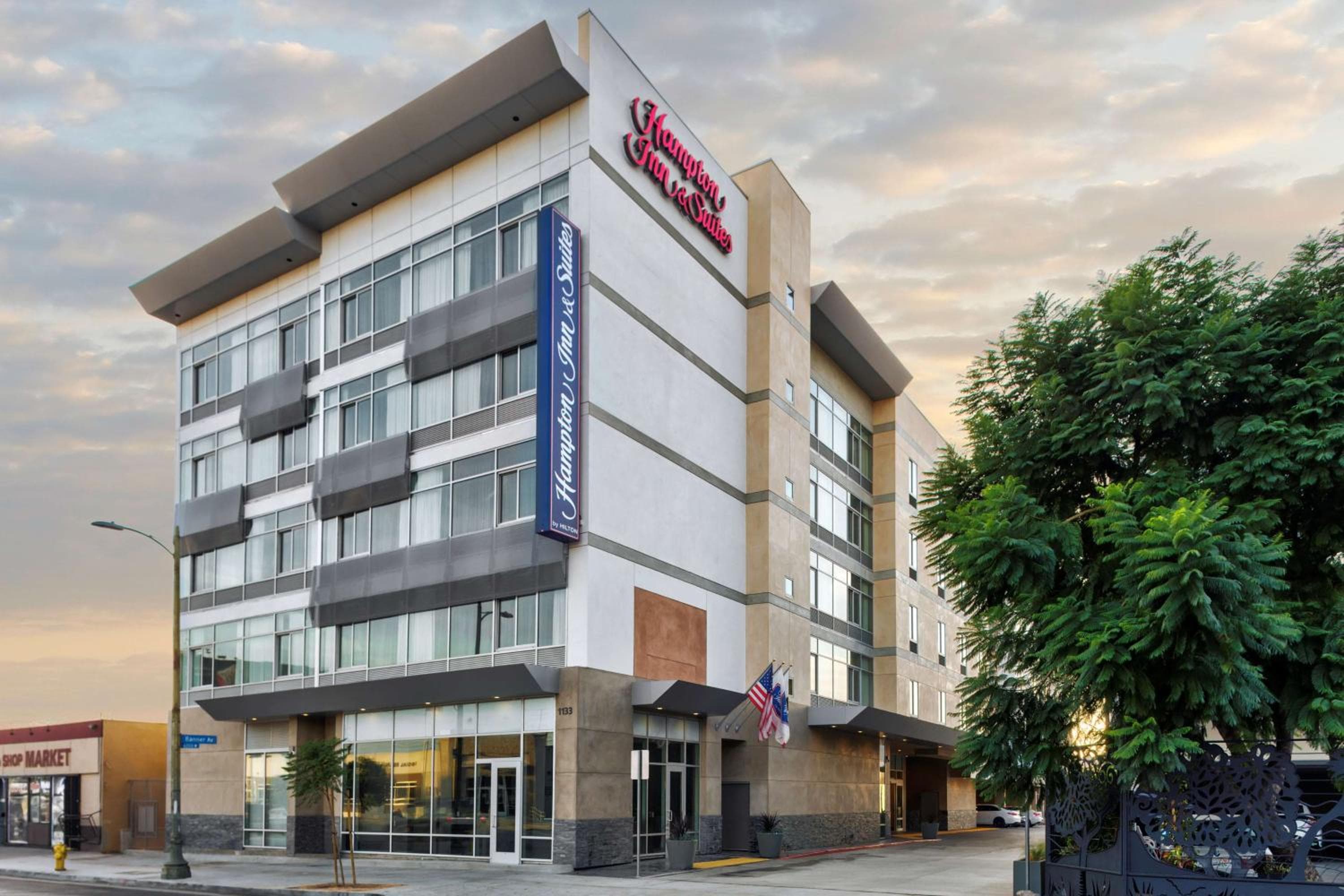 Hampton Inn & Suites Los Angeles/Hollywood, CA: building
