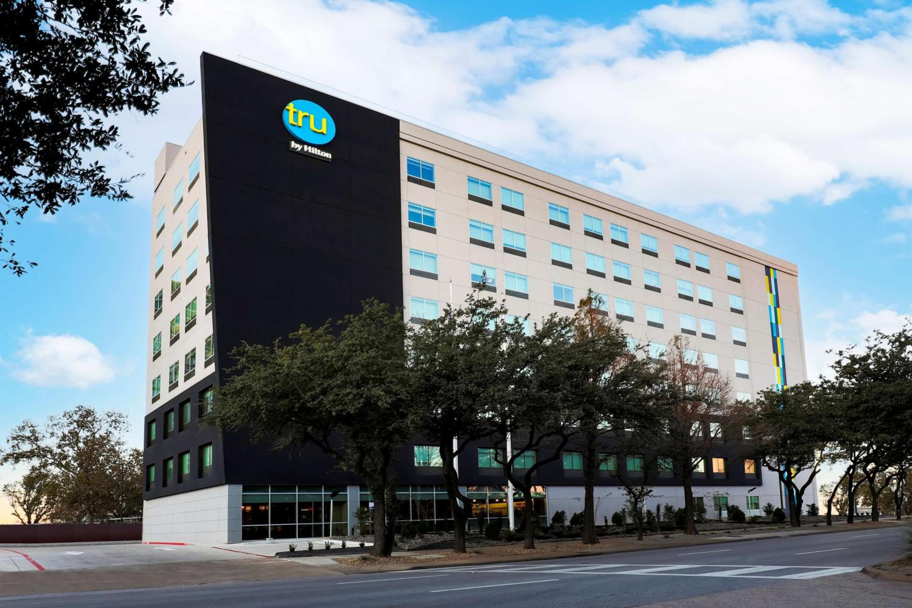 Tru By Hilton Dallas Market Center: building