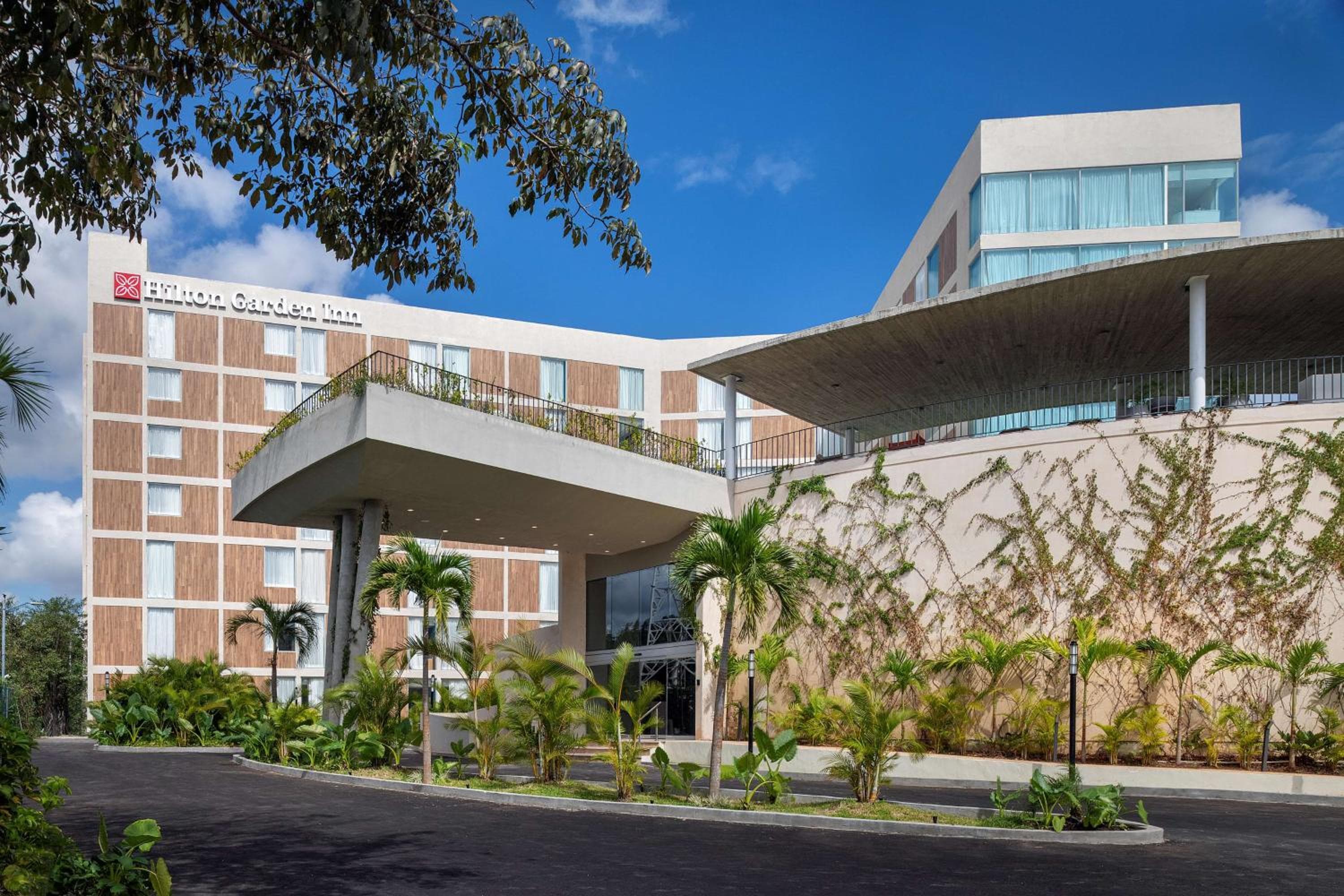 Hilton Garden Inn Cancun Airport: building