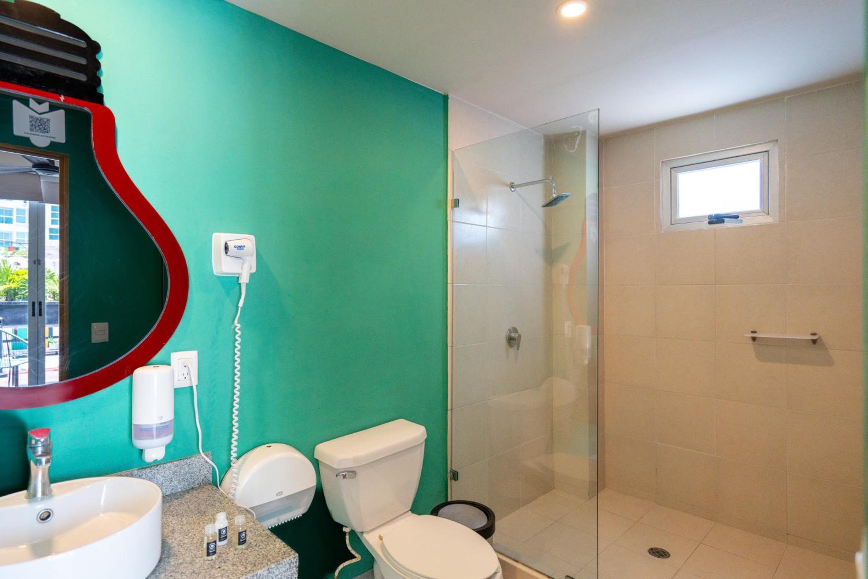 Mayan Monkey Cancun - Social Hostel: bathroom