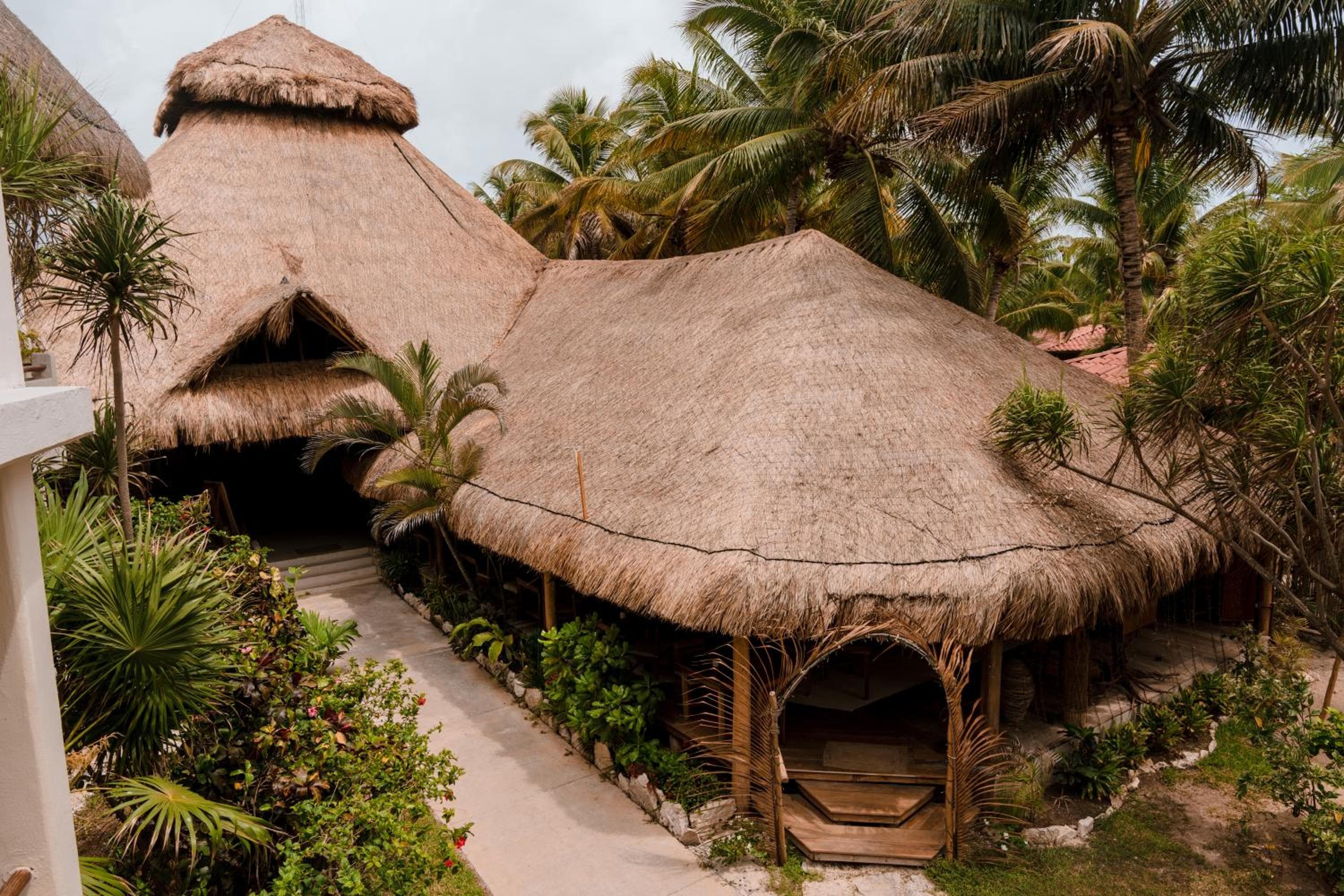 Petit Lafitte Beach Front Hotel & Bungalows: building