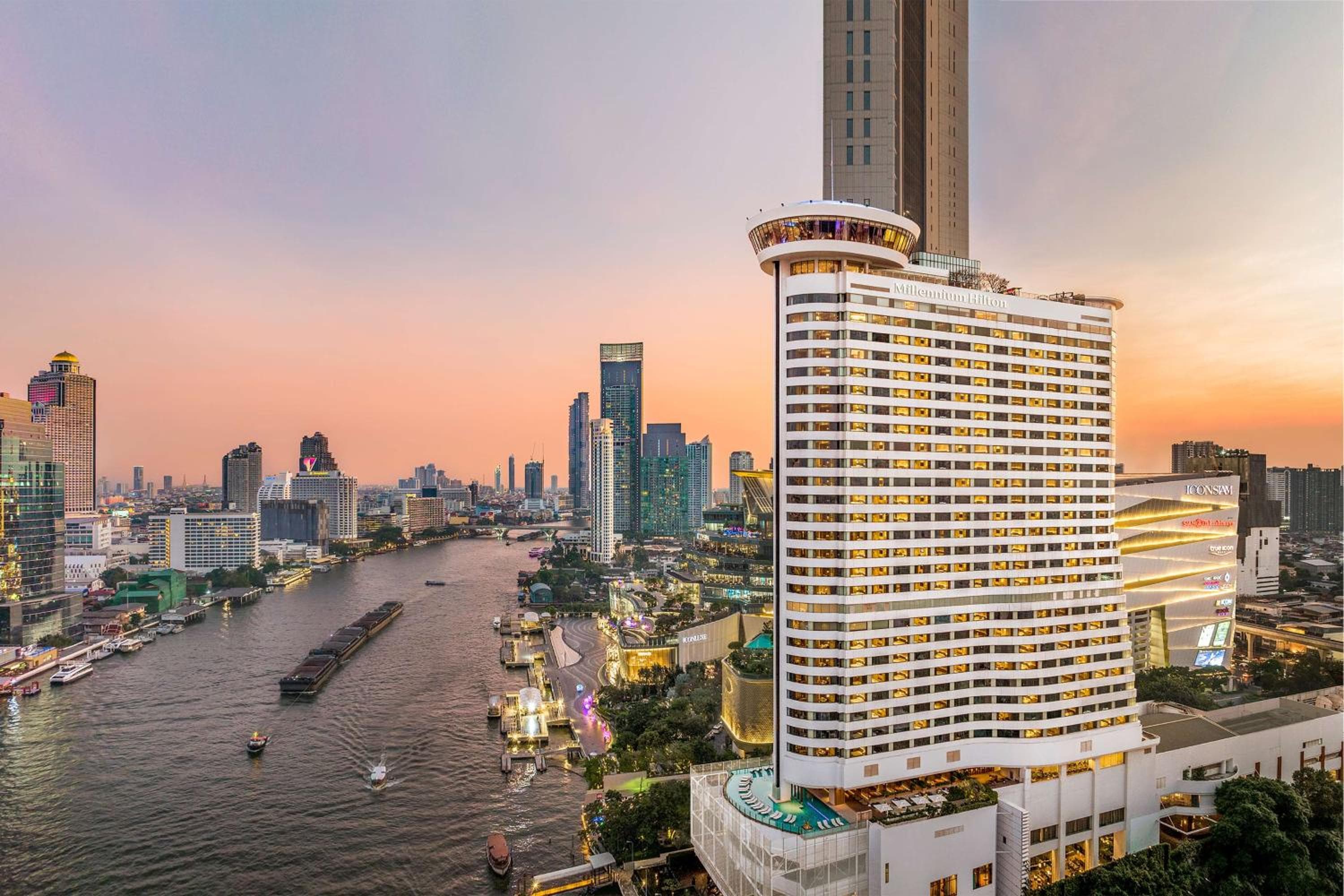 Millennium Hilton Bangkok: building