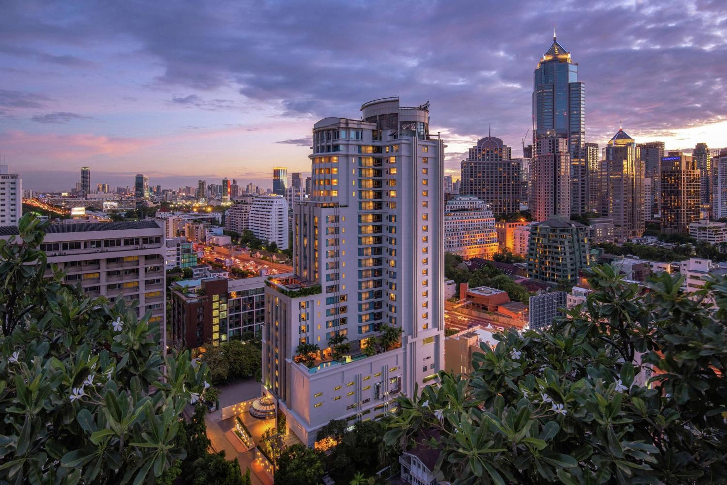 DoubleTree by Hilton Bangkok Ploenchit: building