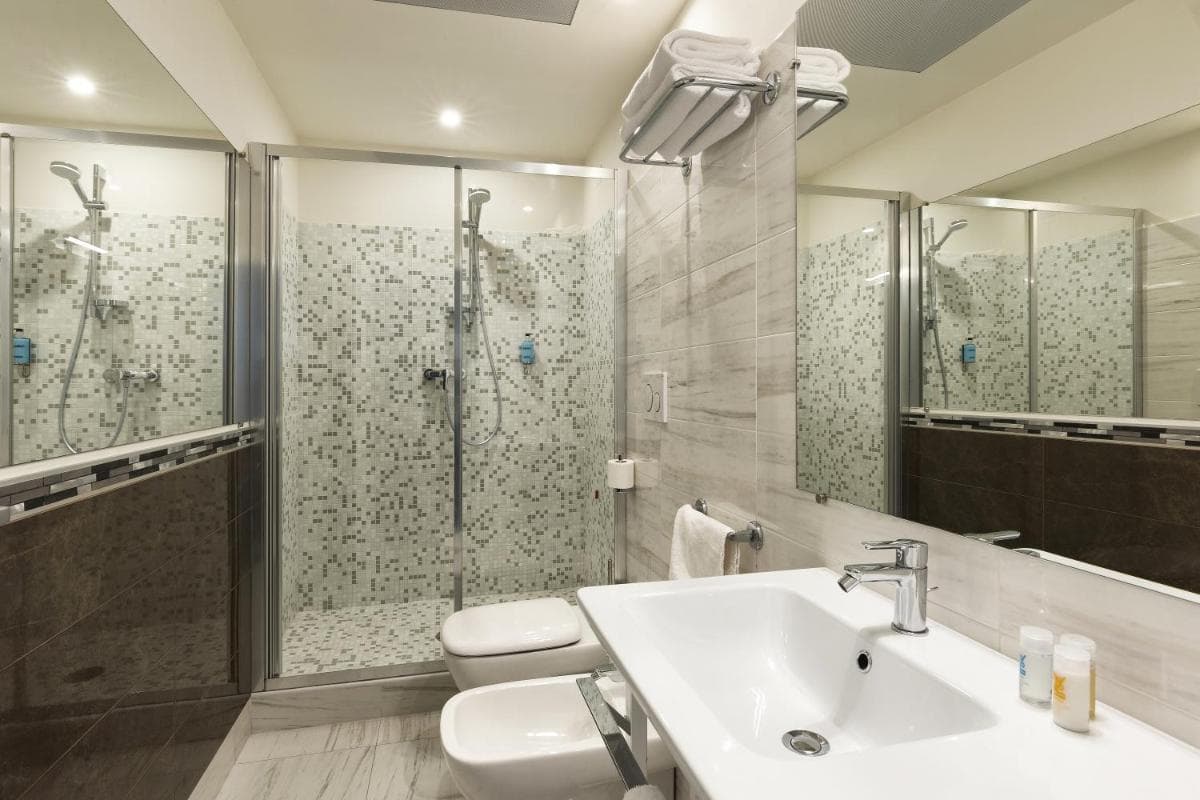 Adesso Hotel: bathroom