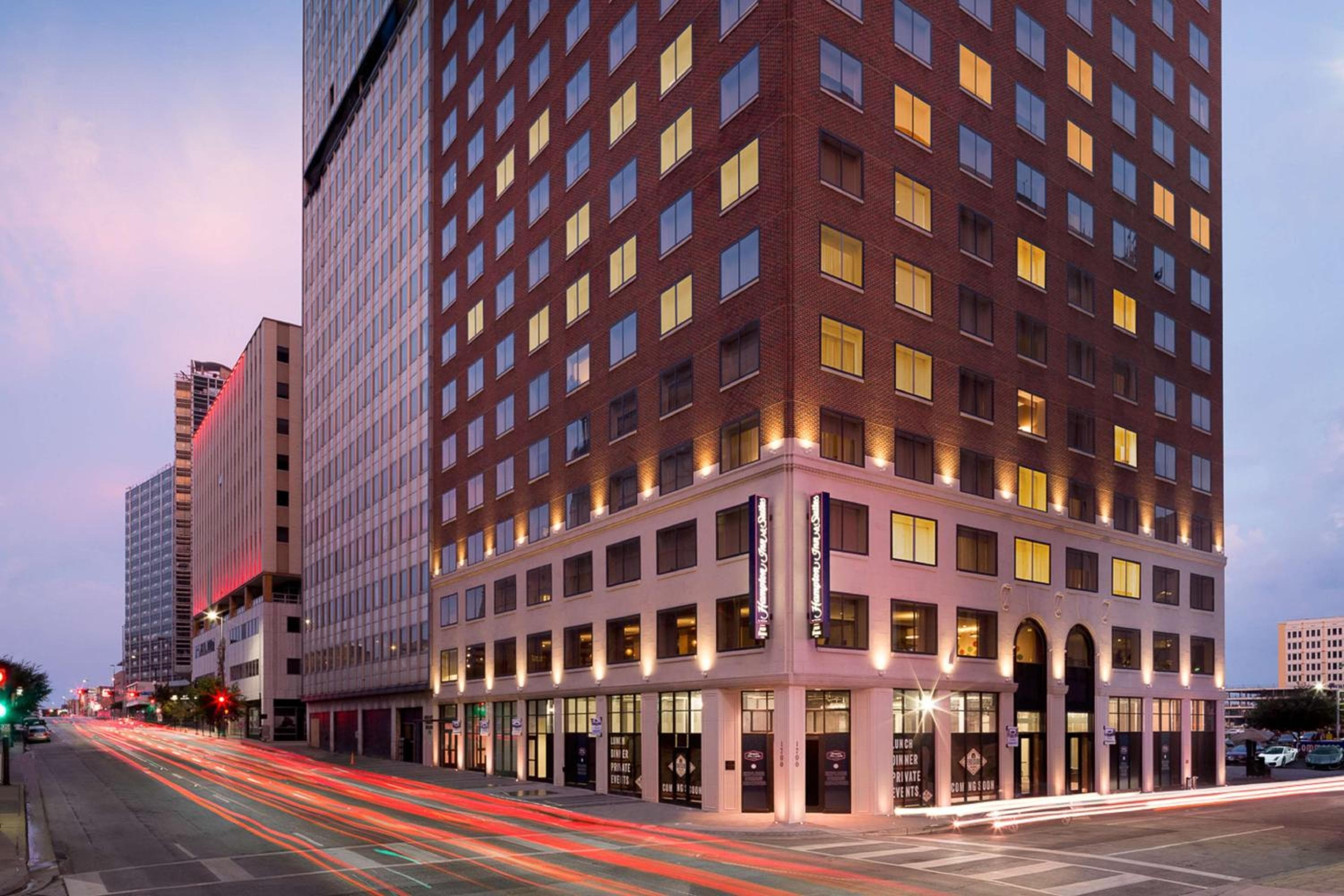Hampton Inn & Suites Dallas Downtown: building