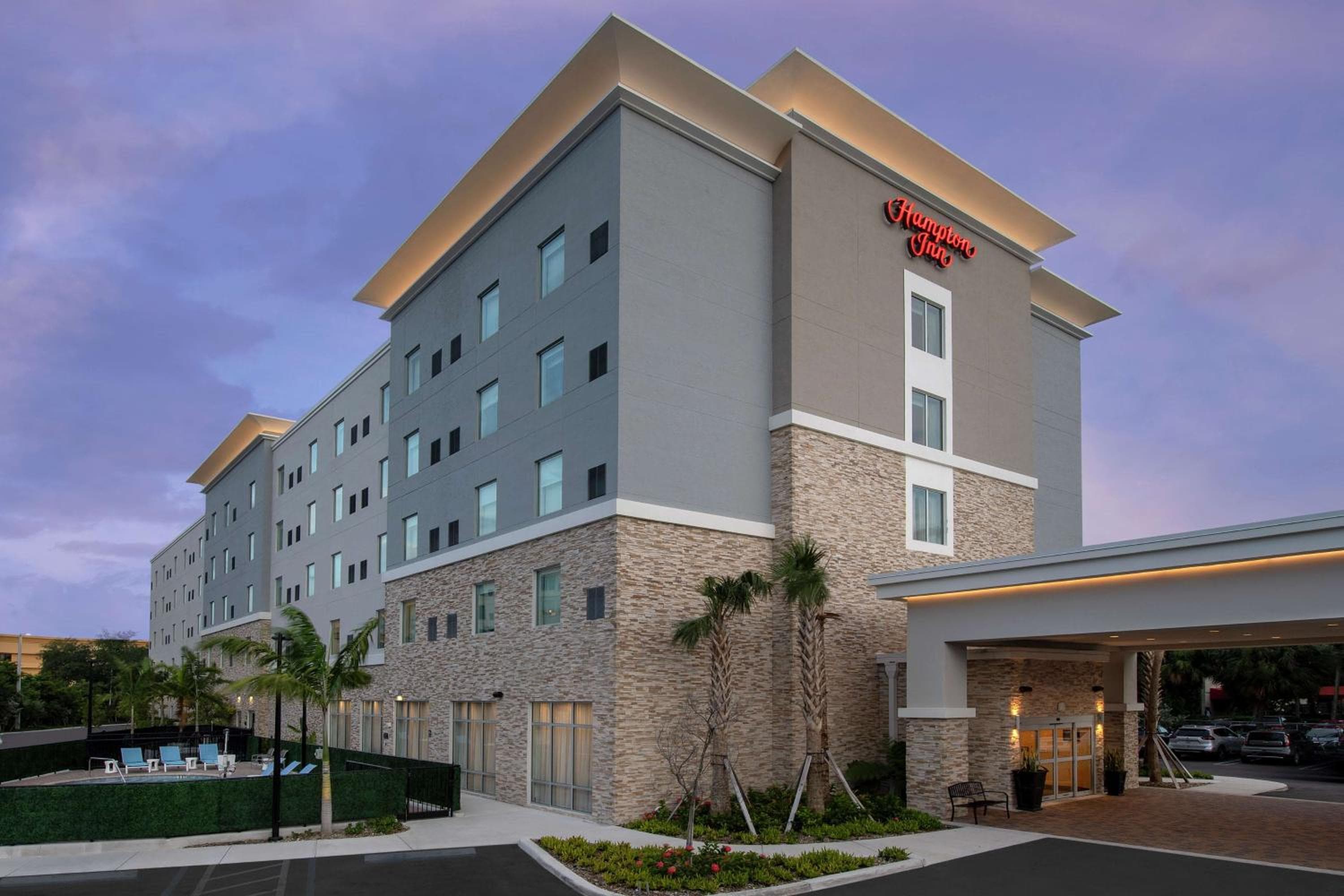 Hampton Inn Miami Airport East: building