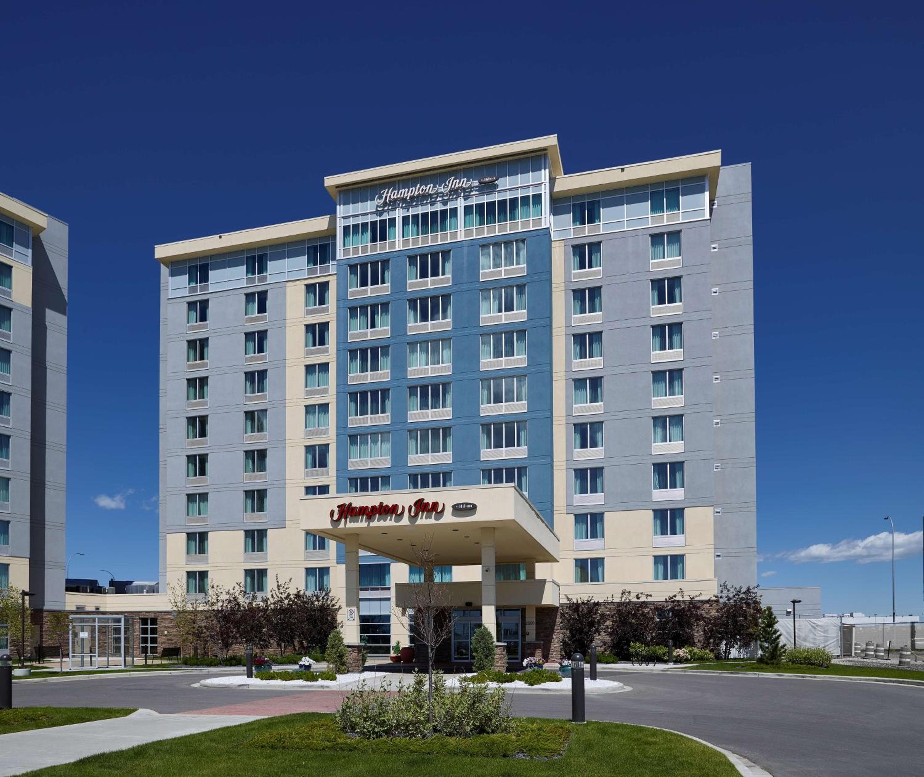 Hampton Inn by Hilton Calgary Airport North: building