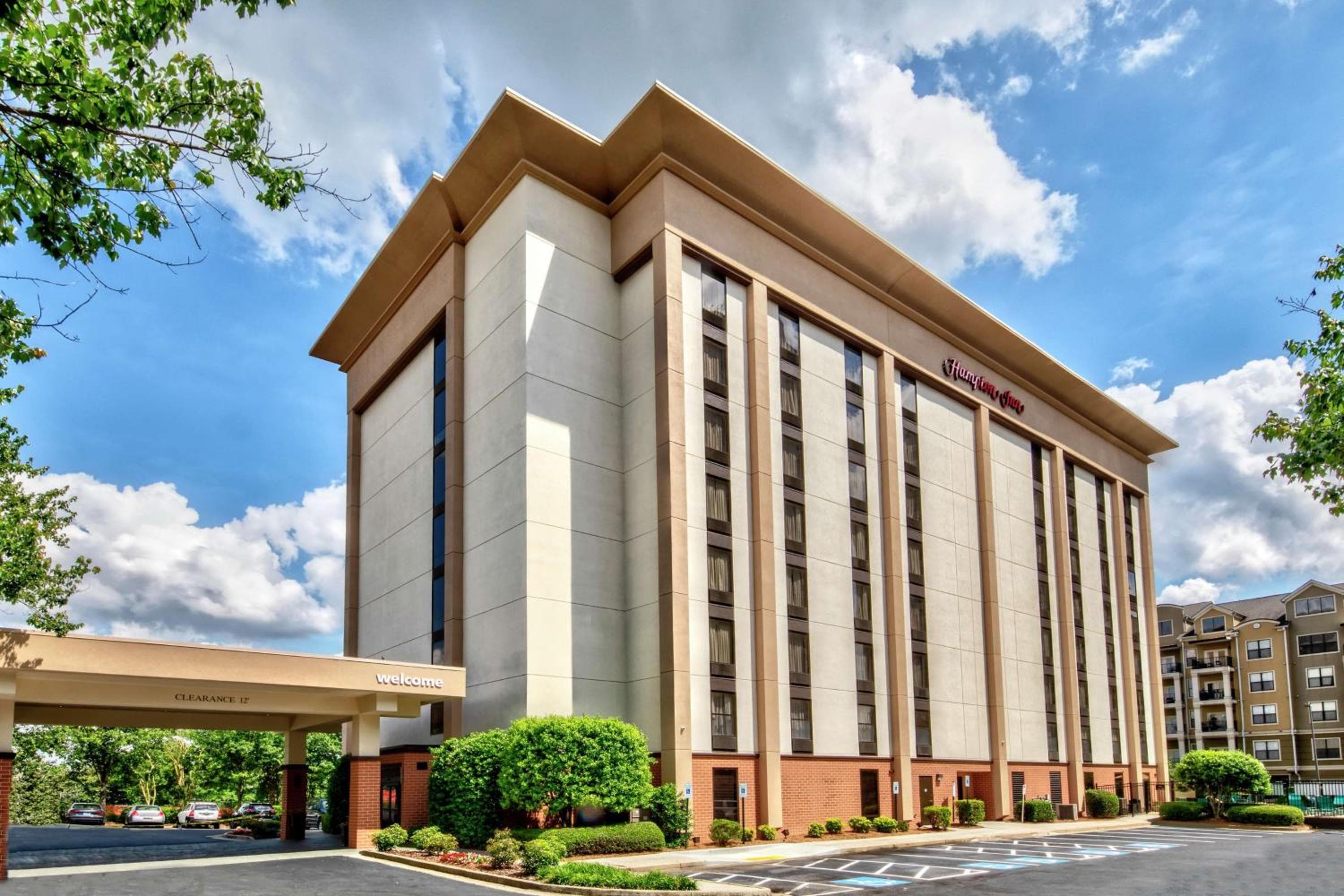 Hampton Inn Atlanta Perimeter Center: building