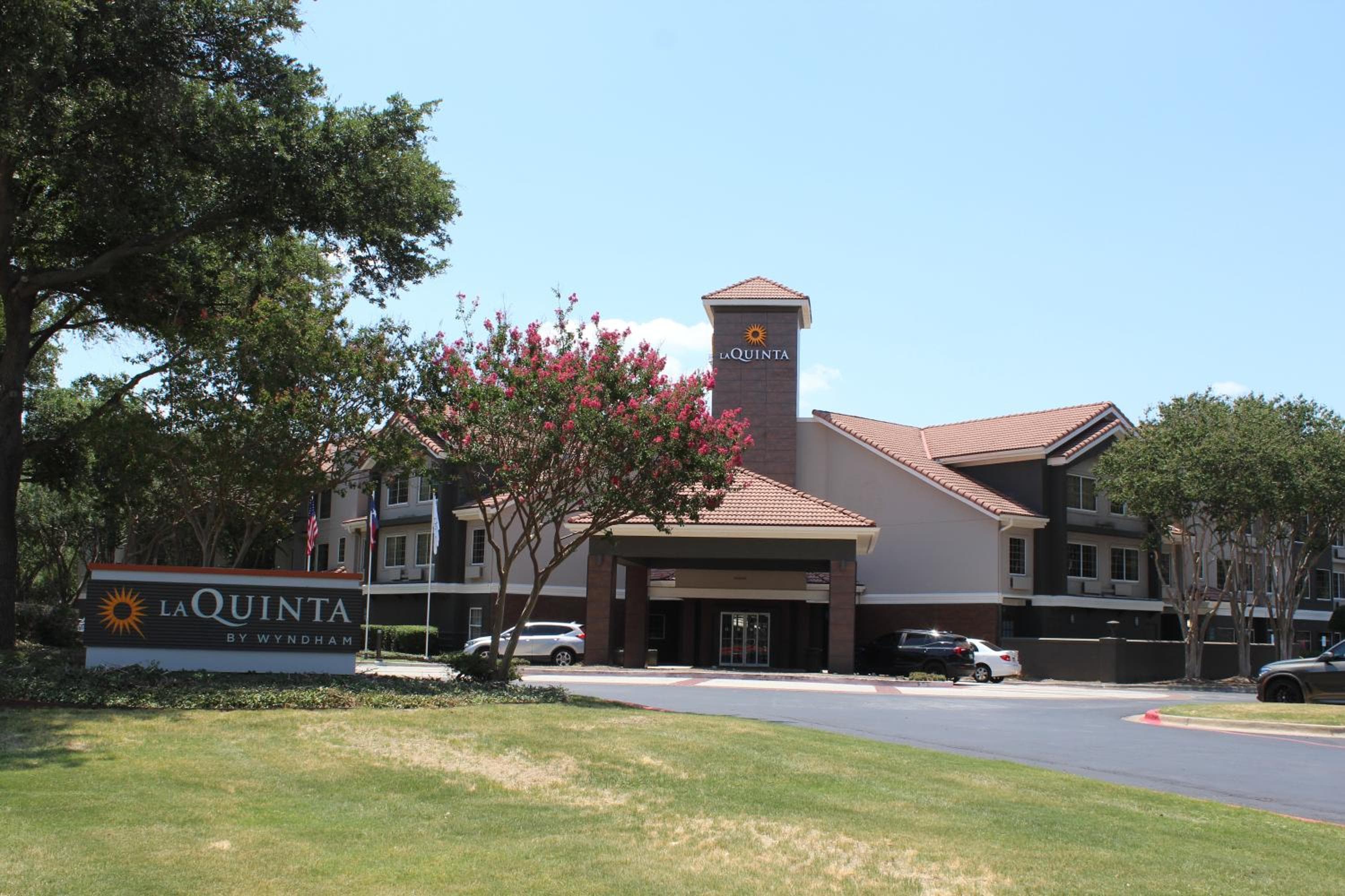 La Quinta by Wyndham Dallas - Addison Galleria: building