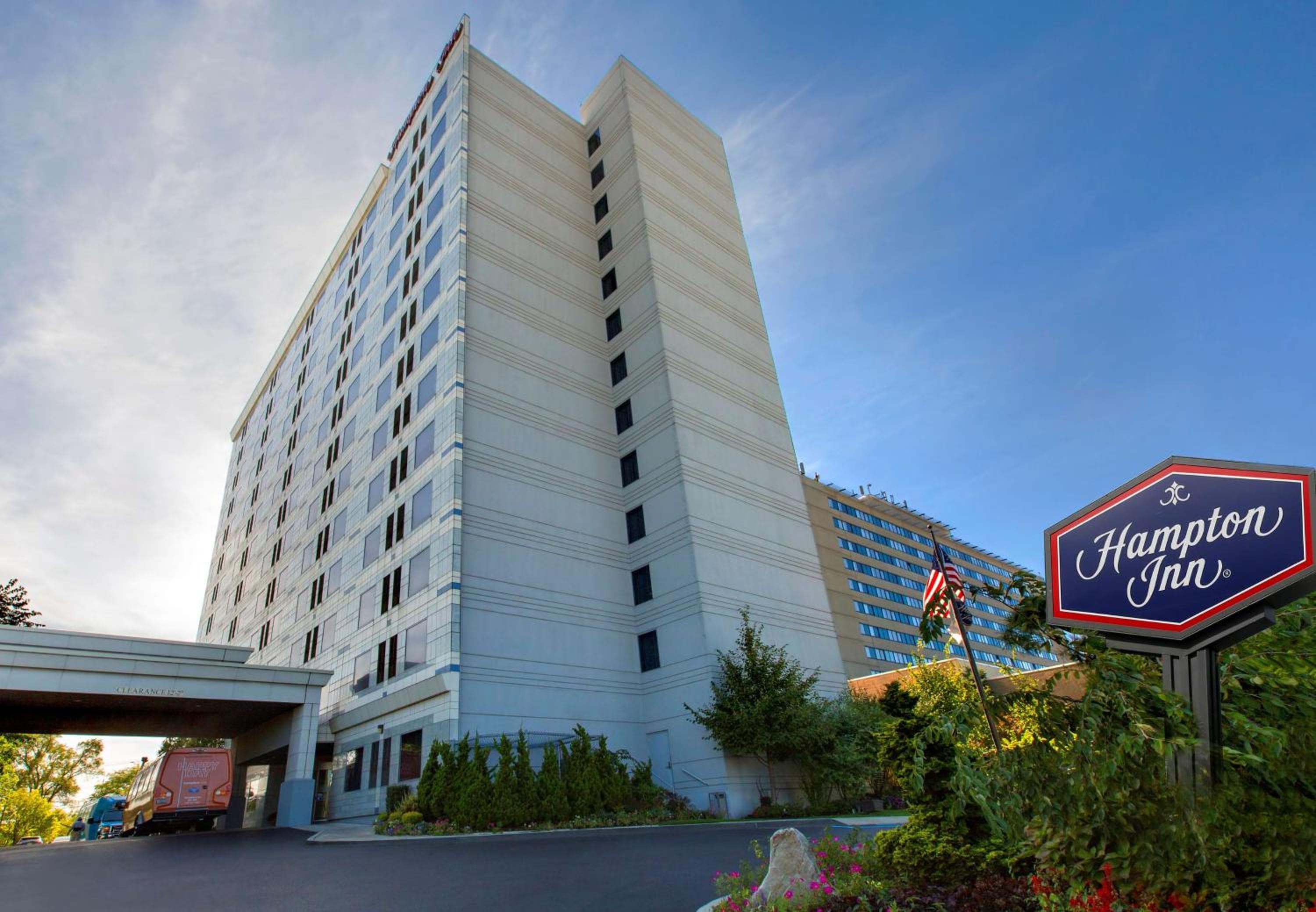 Hampton Inn NY-JFK: building