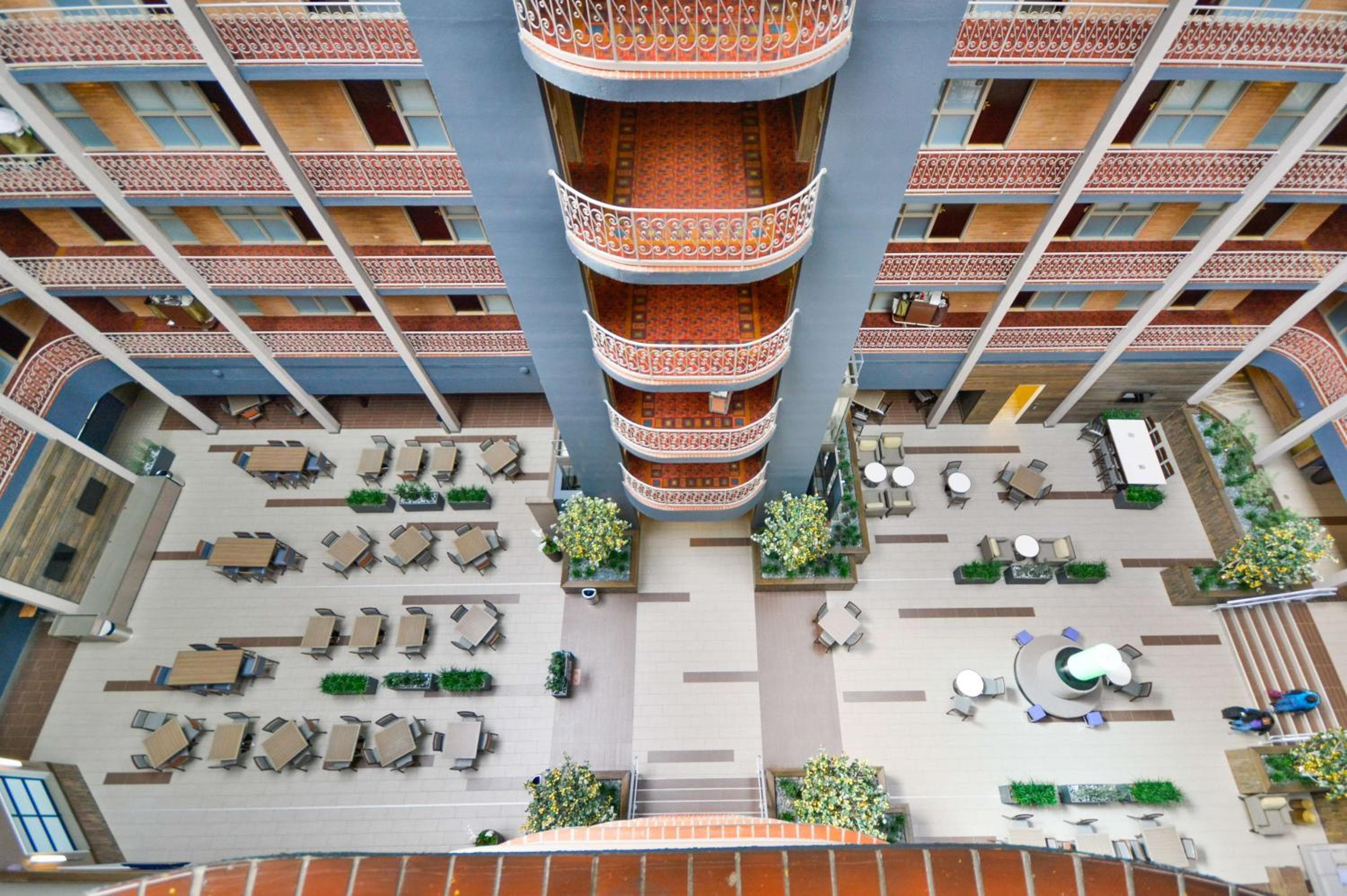 Embassy Suites by Hilton Denver Central Park: balance & terrace