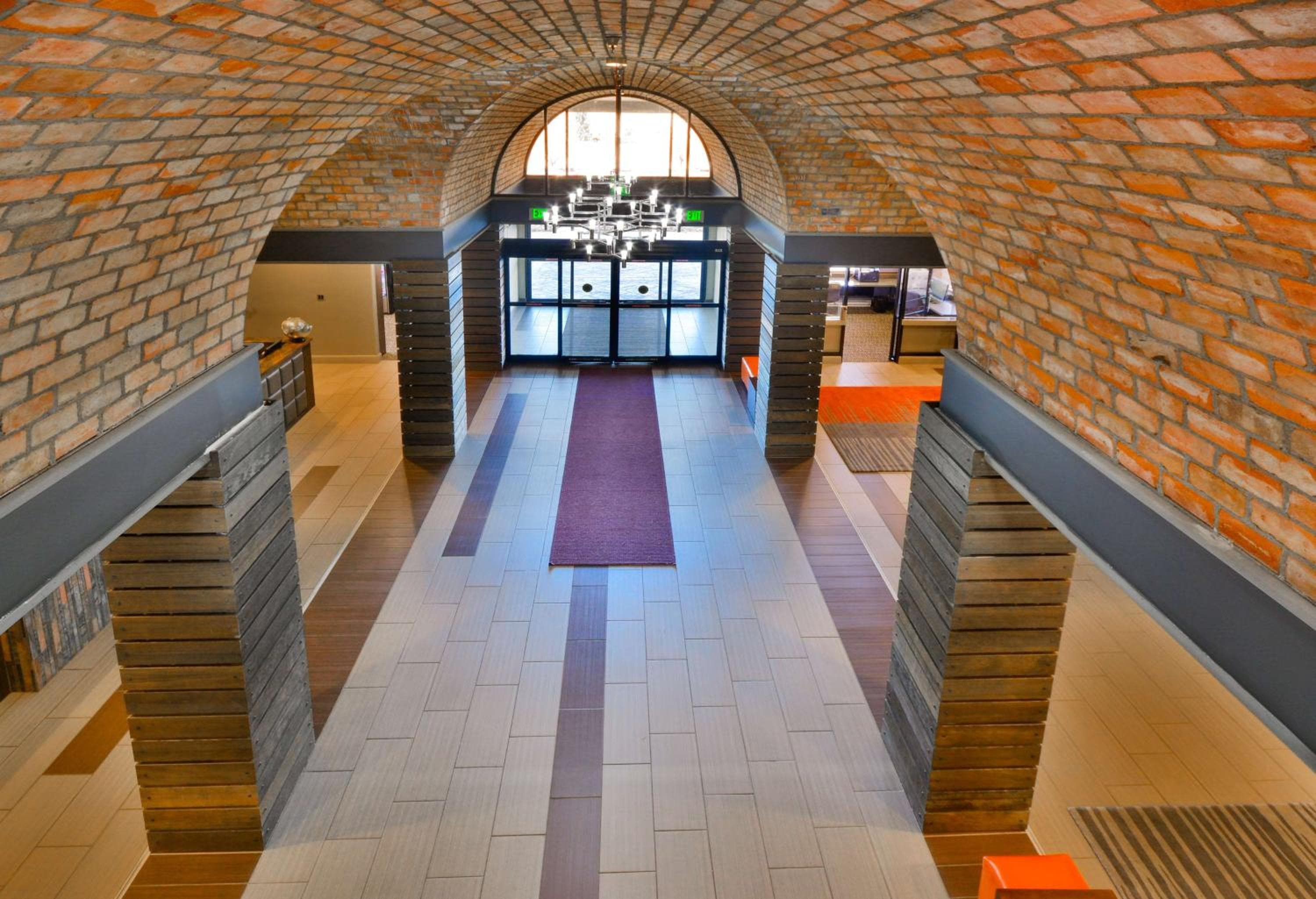 Embassy Suites by Hilton Denver Central Park: recepcion & lobby