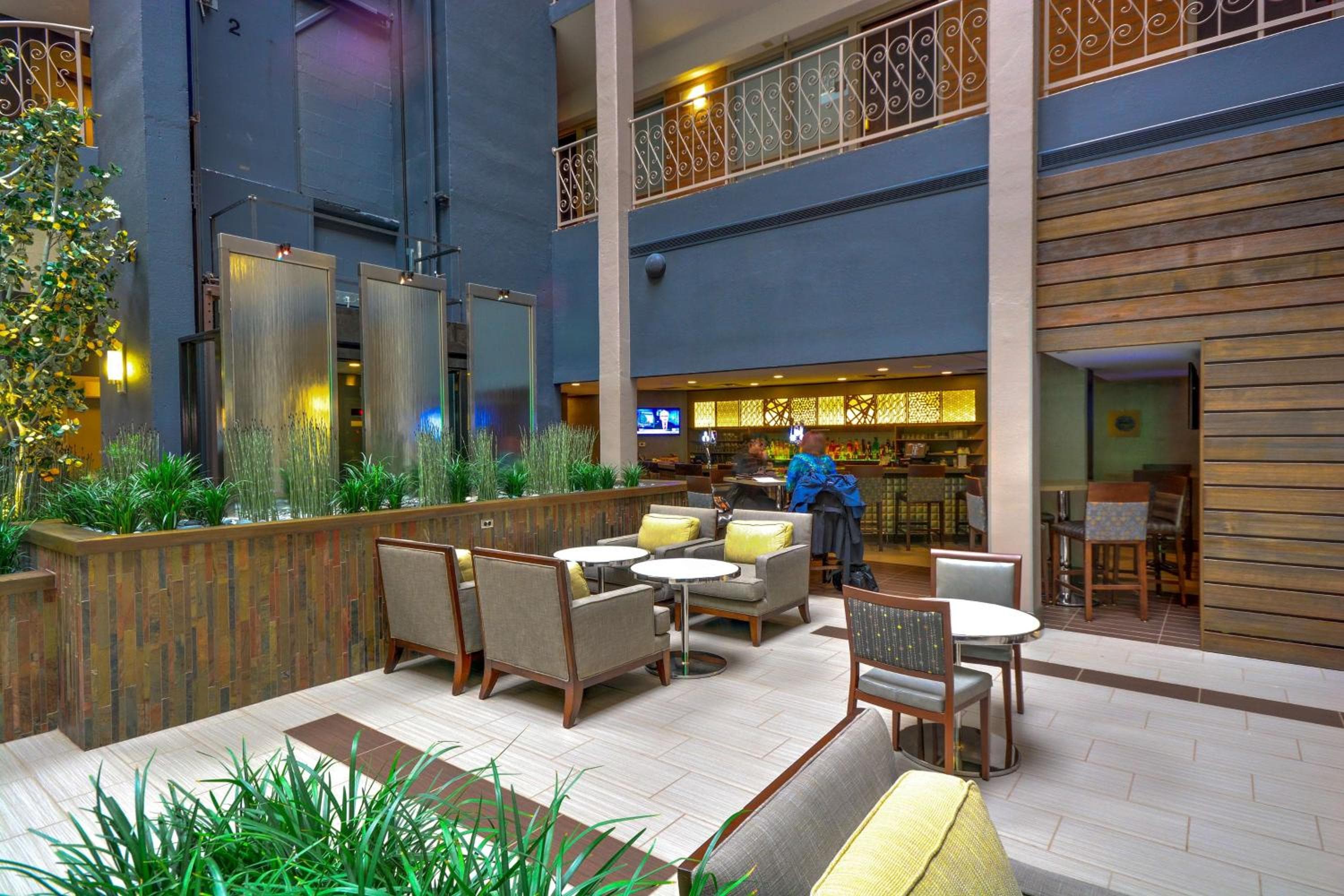 Embassy Suites by Hilton Denver Central Park: lounge