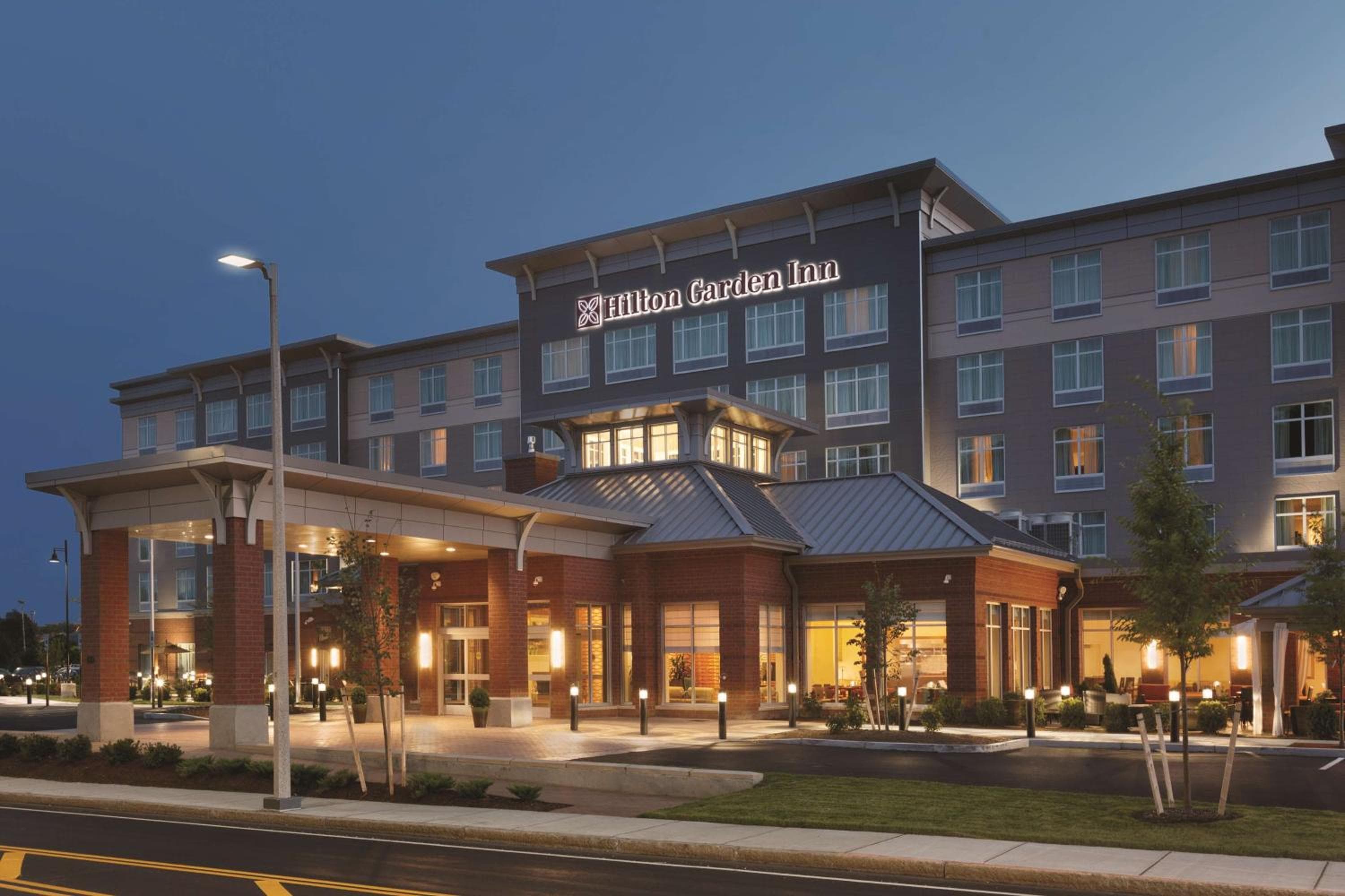 Hilton Garden Inn Boston Logan Airport: building