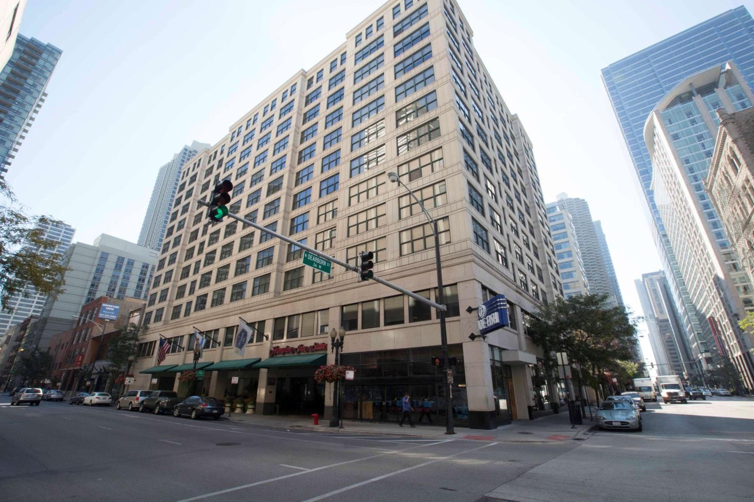 Hampton Inn & Suites Chicago-Downtown: building