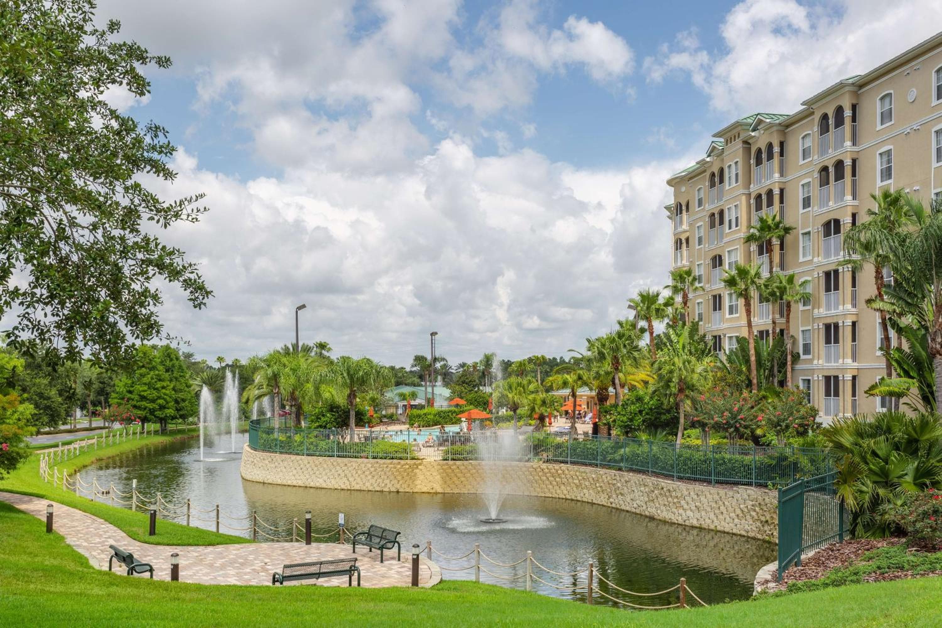 Hilton Vacation Club Mystic Dunes Orlando: building