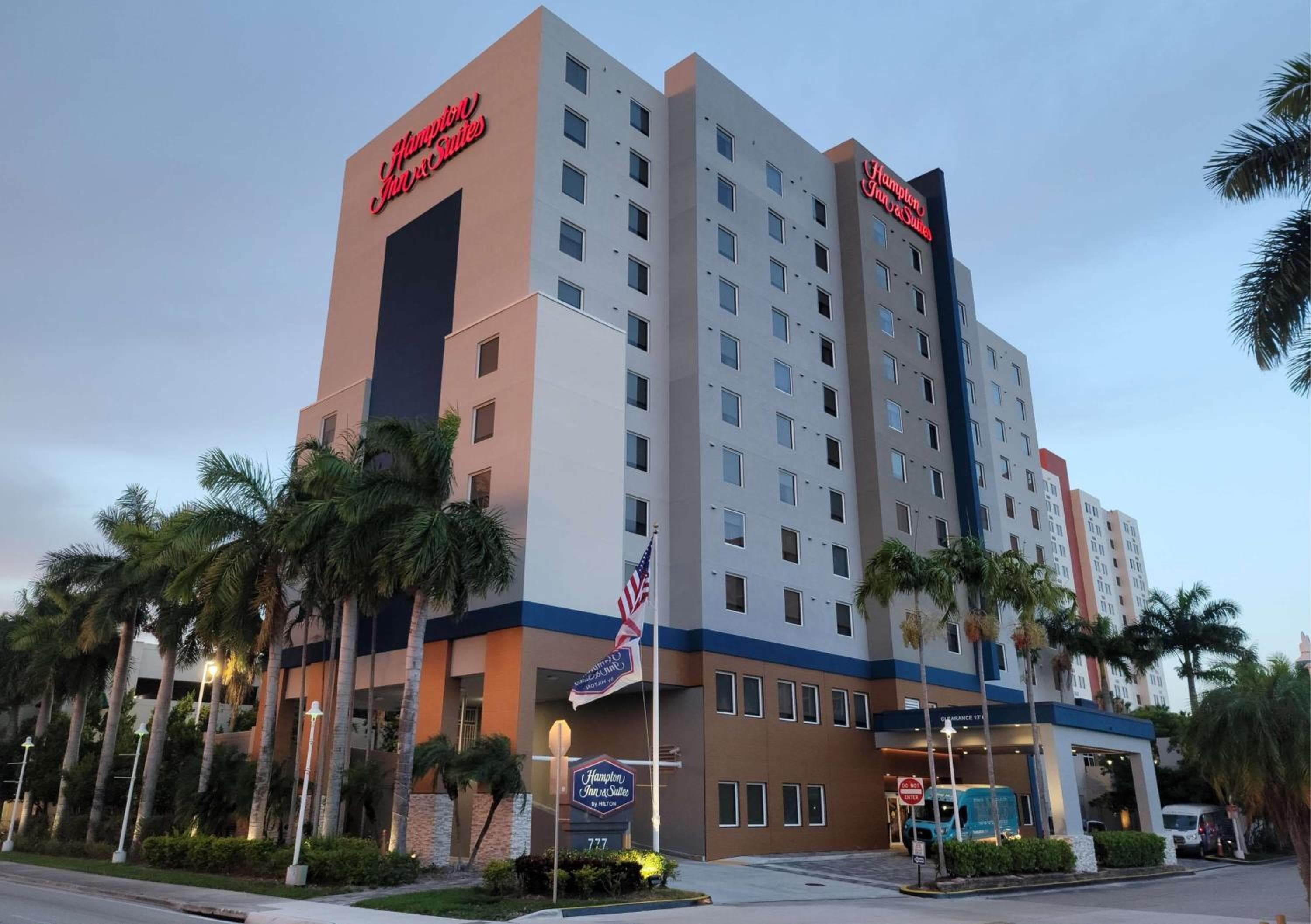Hampton Inn & Suites Miami Airport South/Blue Lagoon: building