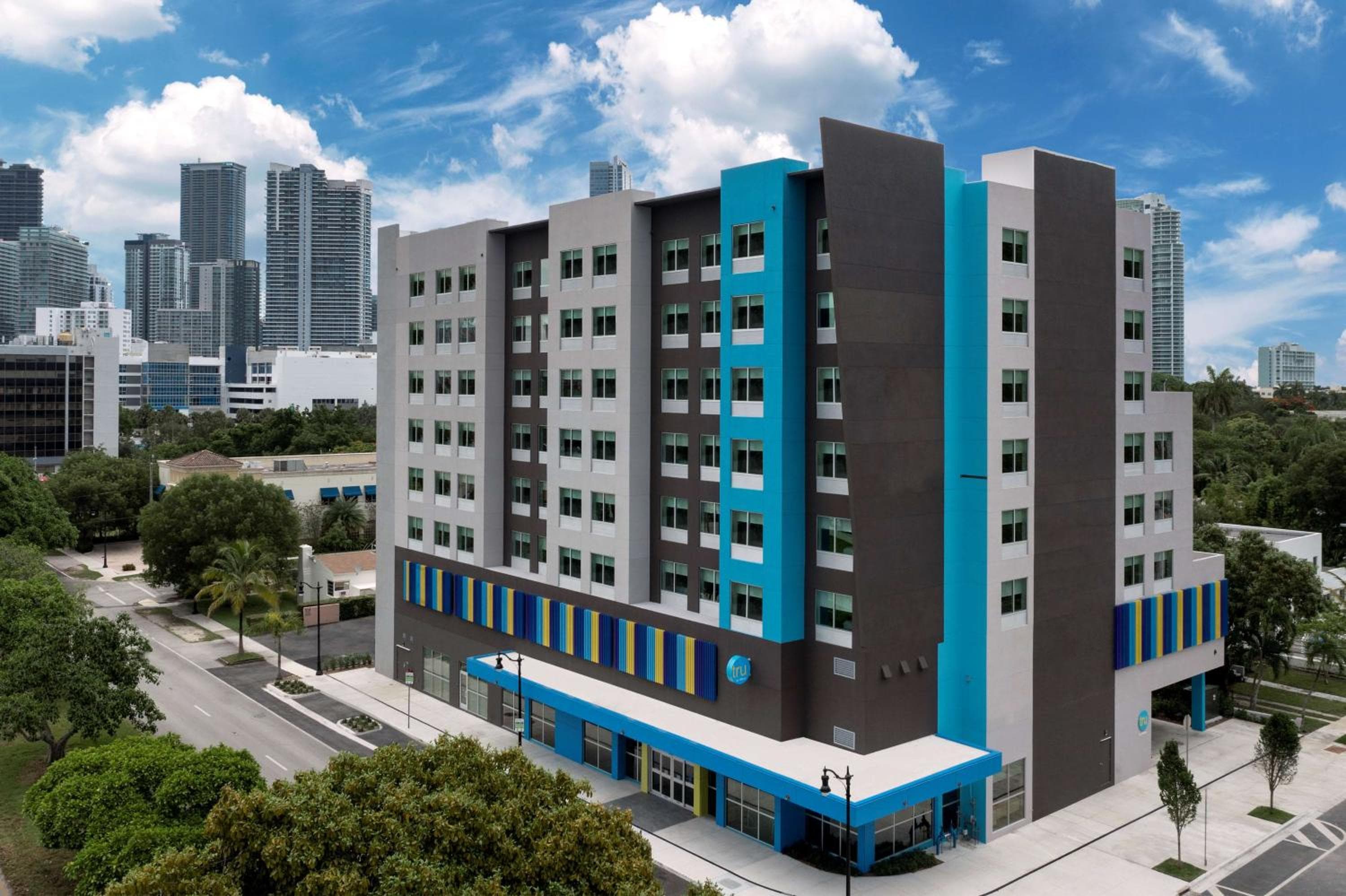 Tru By Hilton Miami West Brickell: building