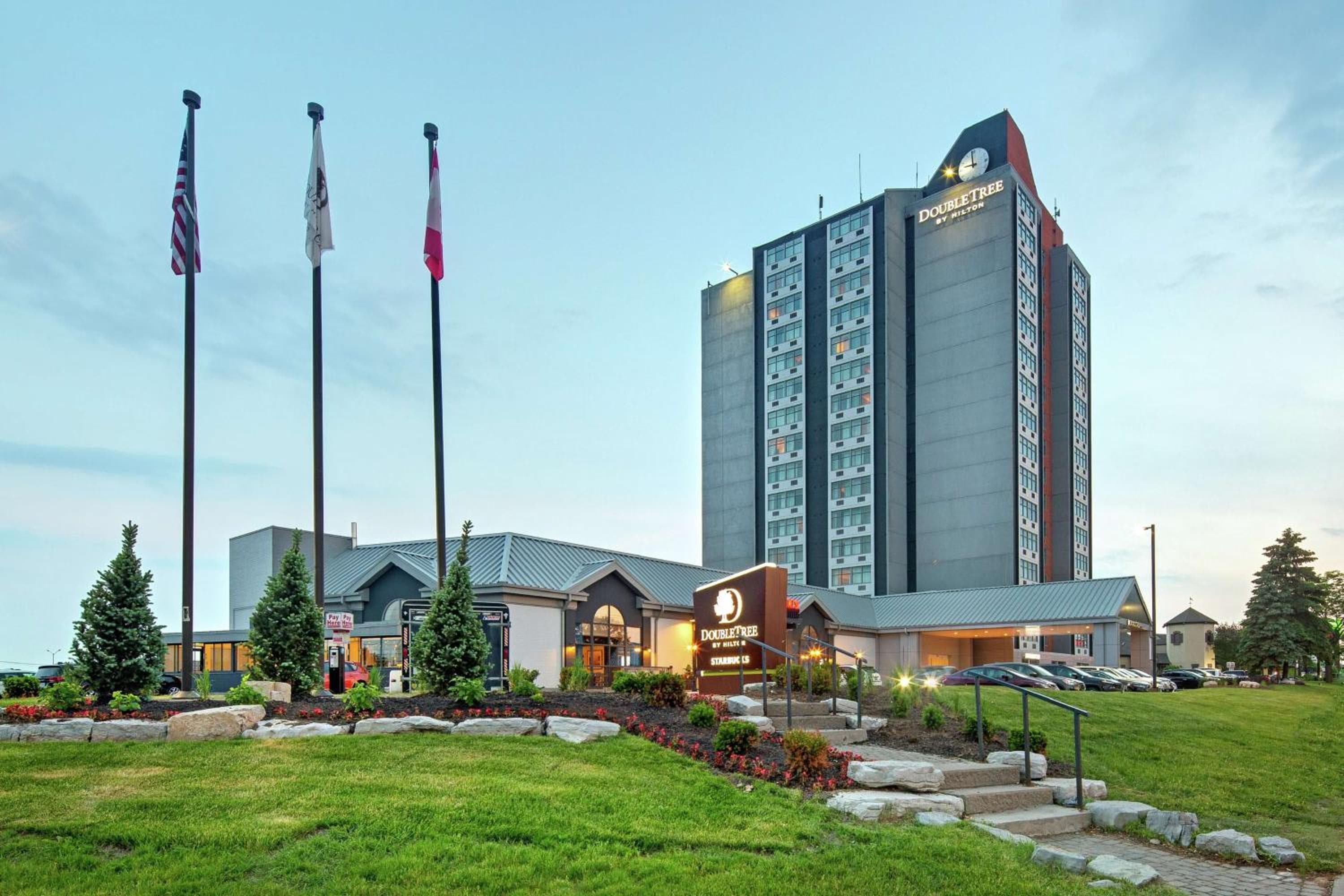 Doubletree by Hilton Toronto Airport, ON: building