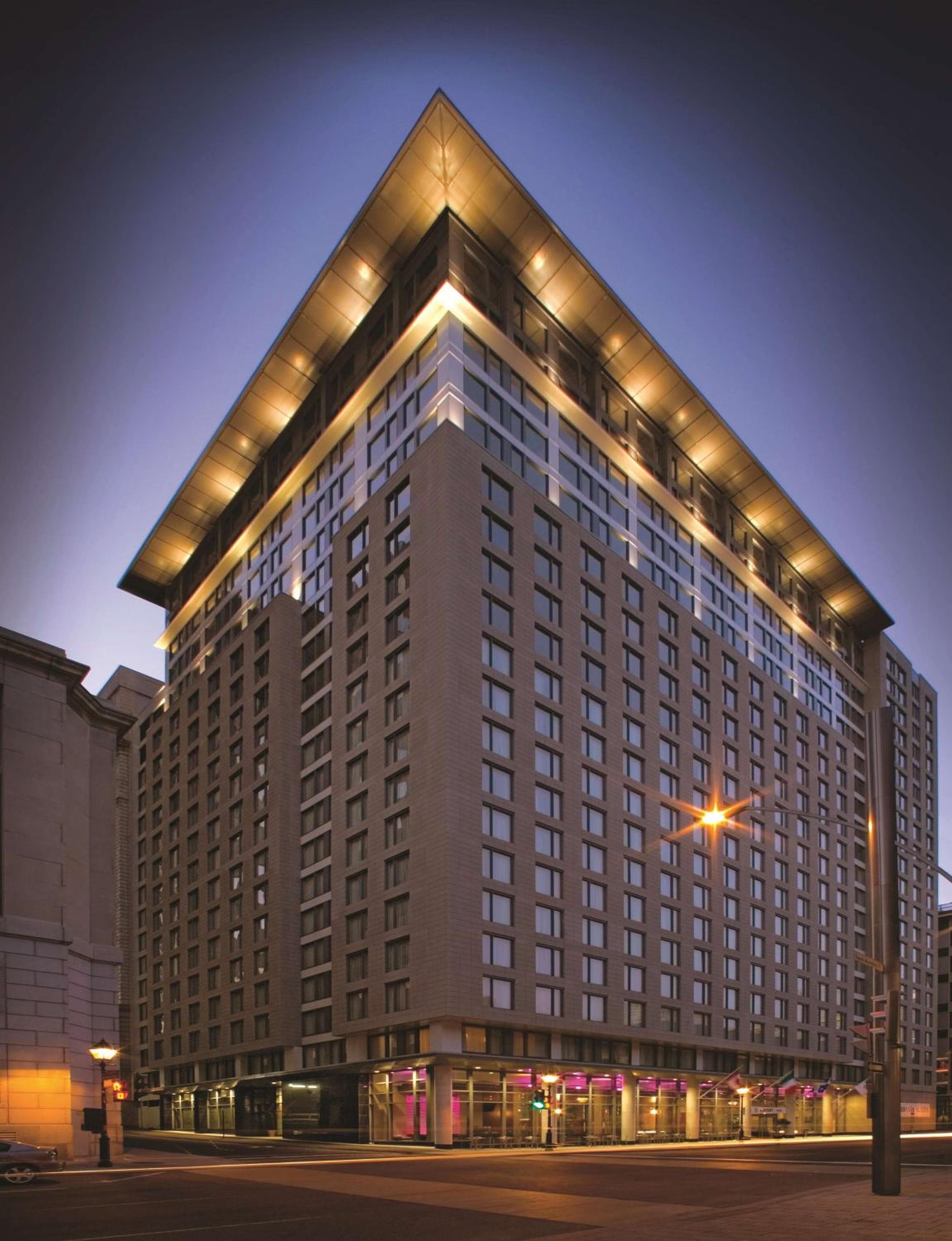 Embassy Suites by Hilton - Montreal: building