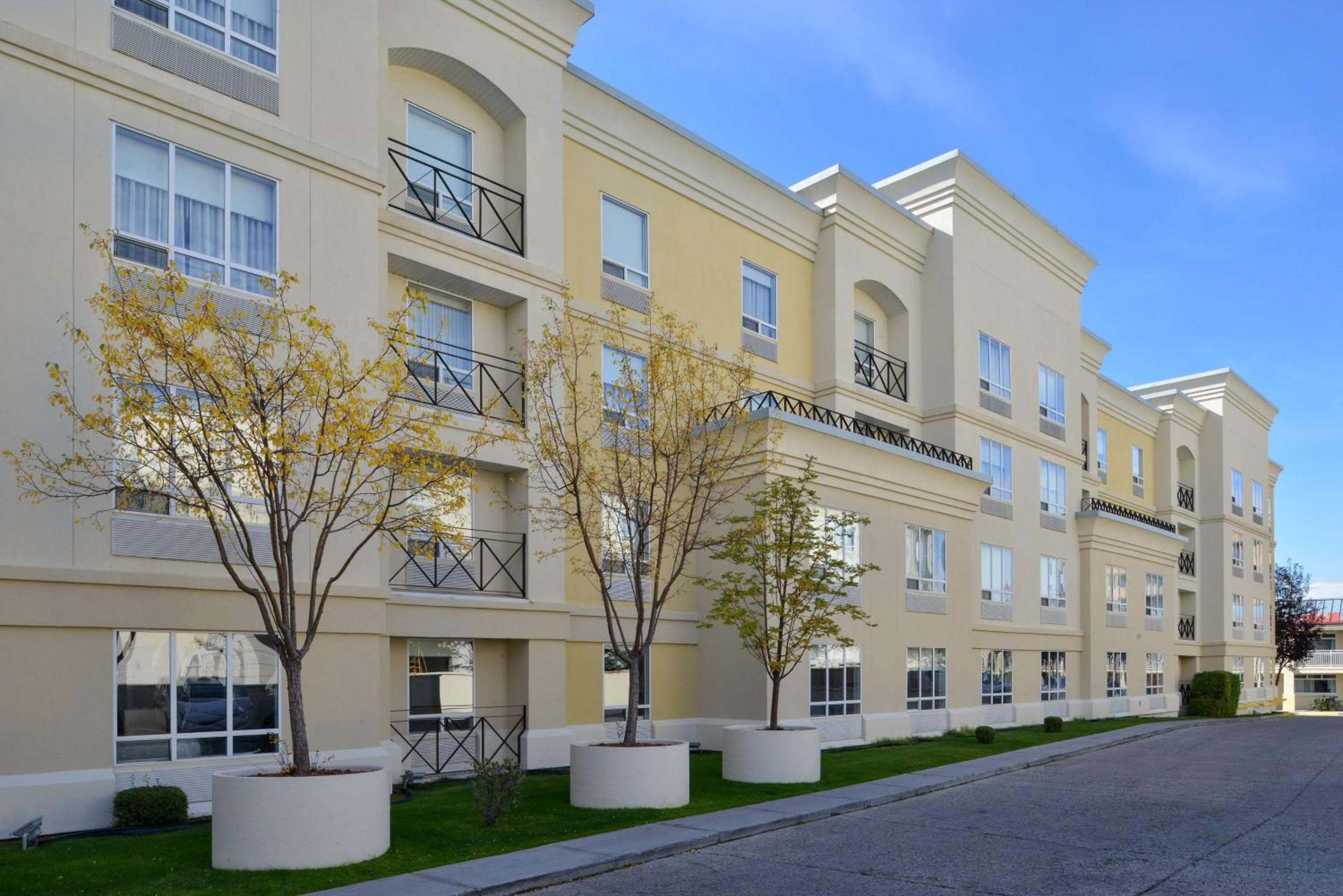 Hampton Inn & Suites by Hilton Calgary University NW: building