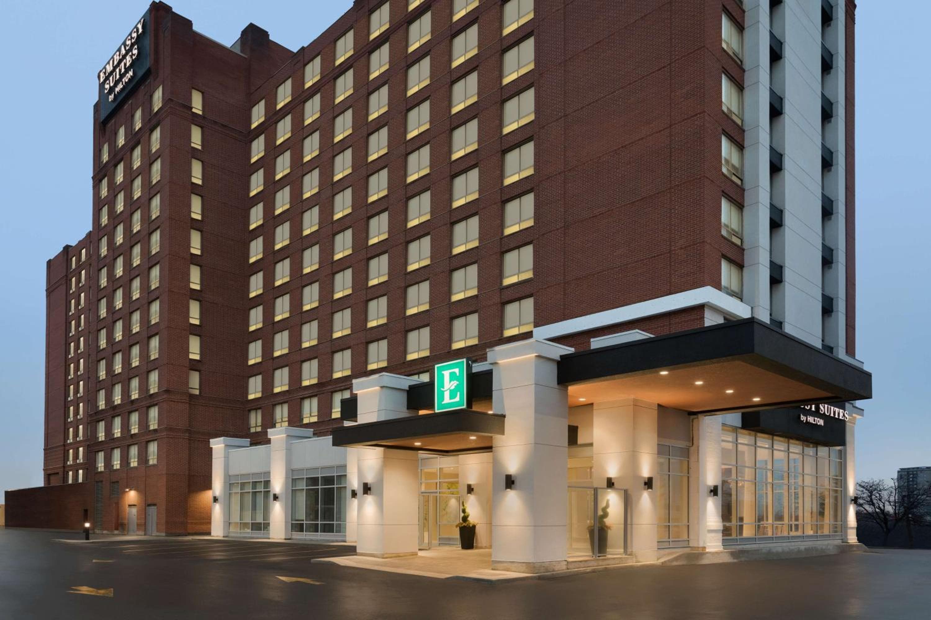 Embassy Suites By Hilton Toronto Airport: building