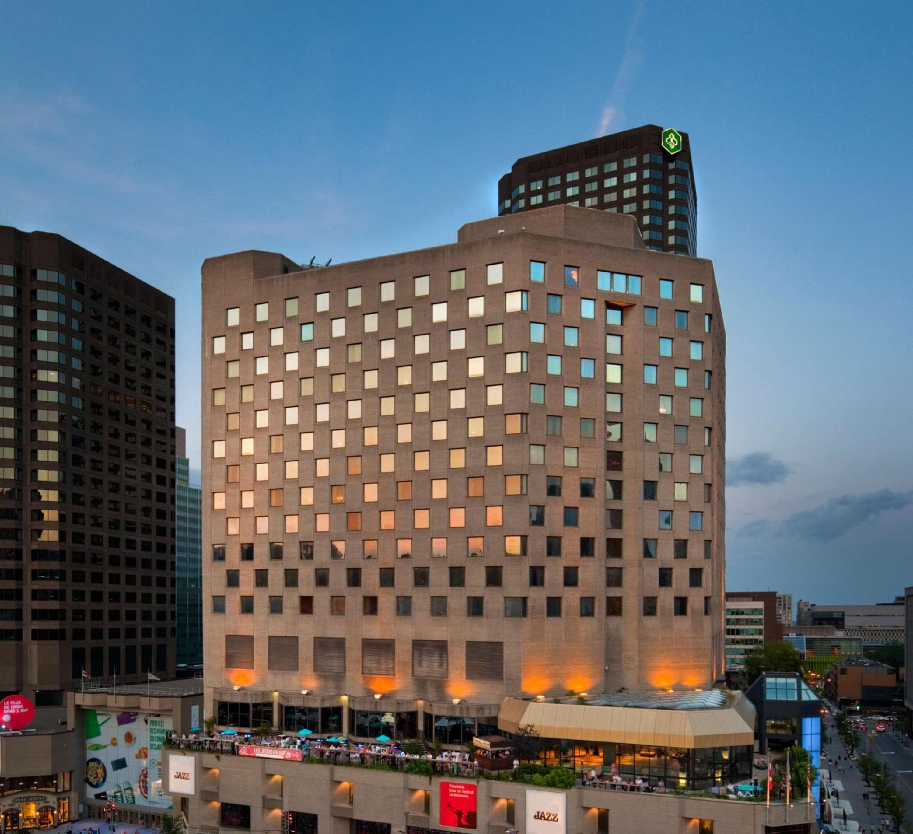 DoubleTree By Hilton Montreal: building