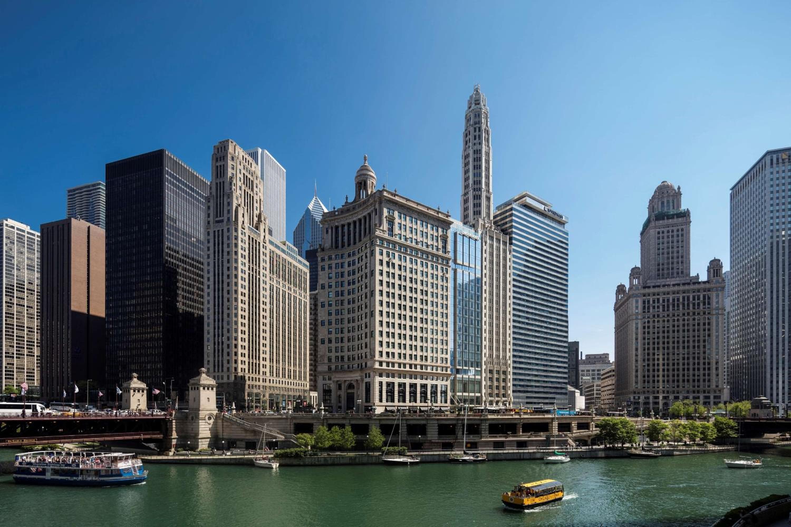 LondonHouse Chicago, Curio Collection by Hilton: building