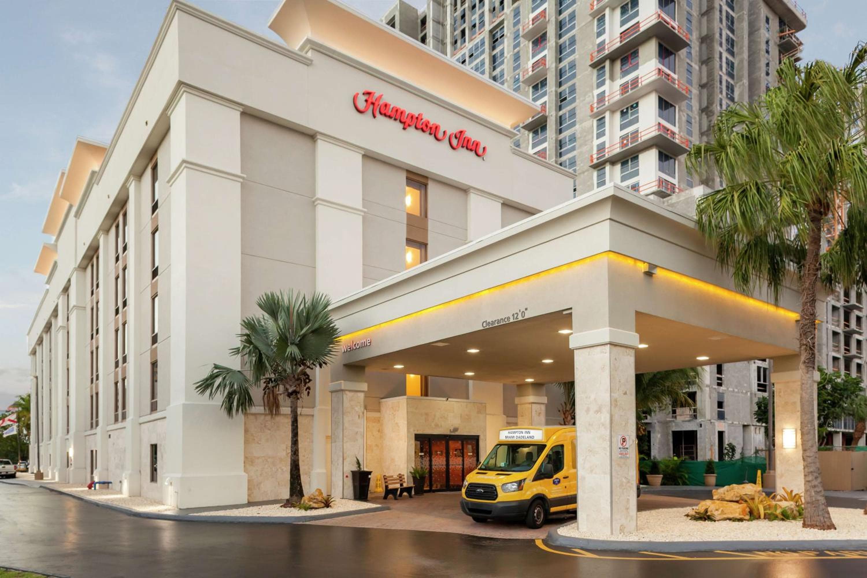 Hampton Inn Miami/Dadeland: building