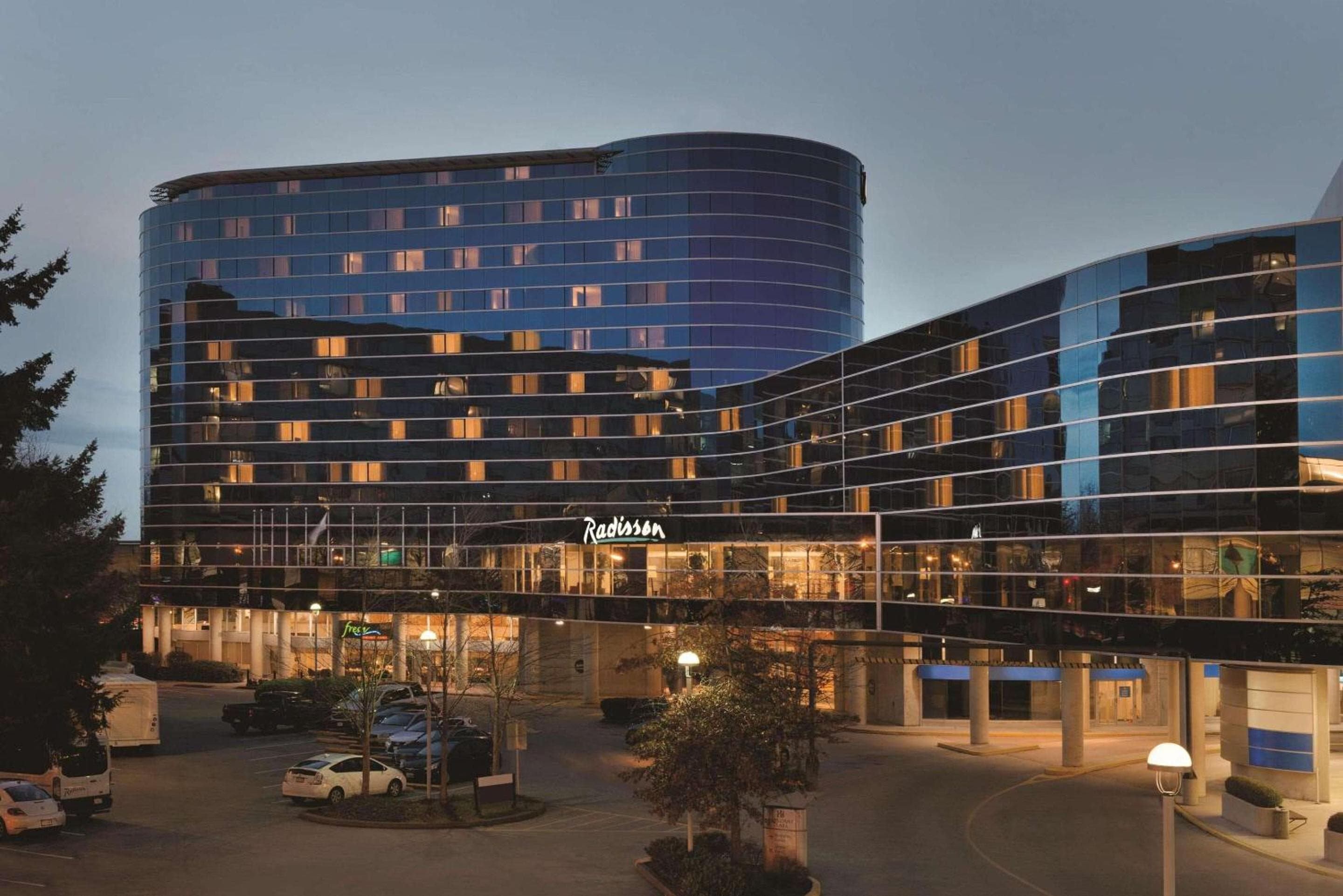 Radisson Hotel Vancouver Airport: building